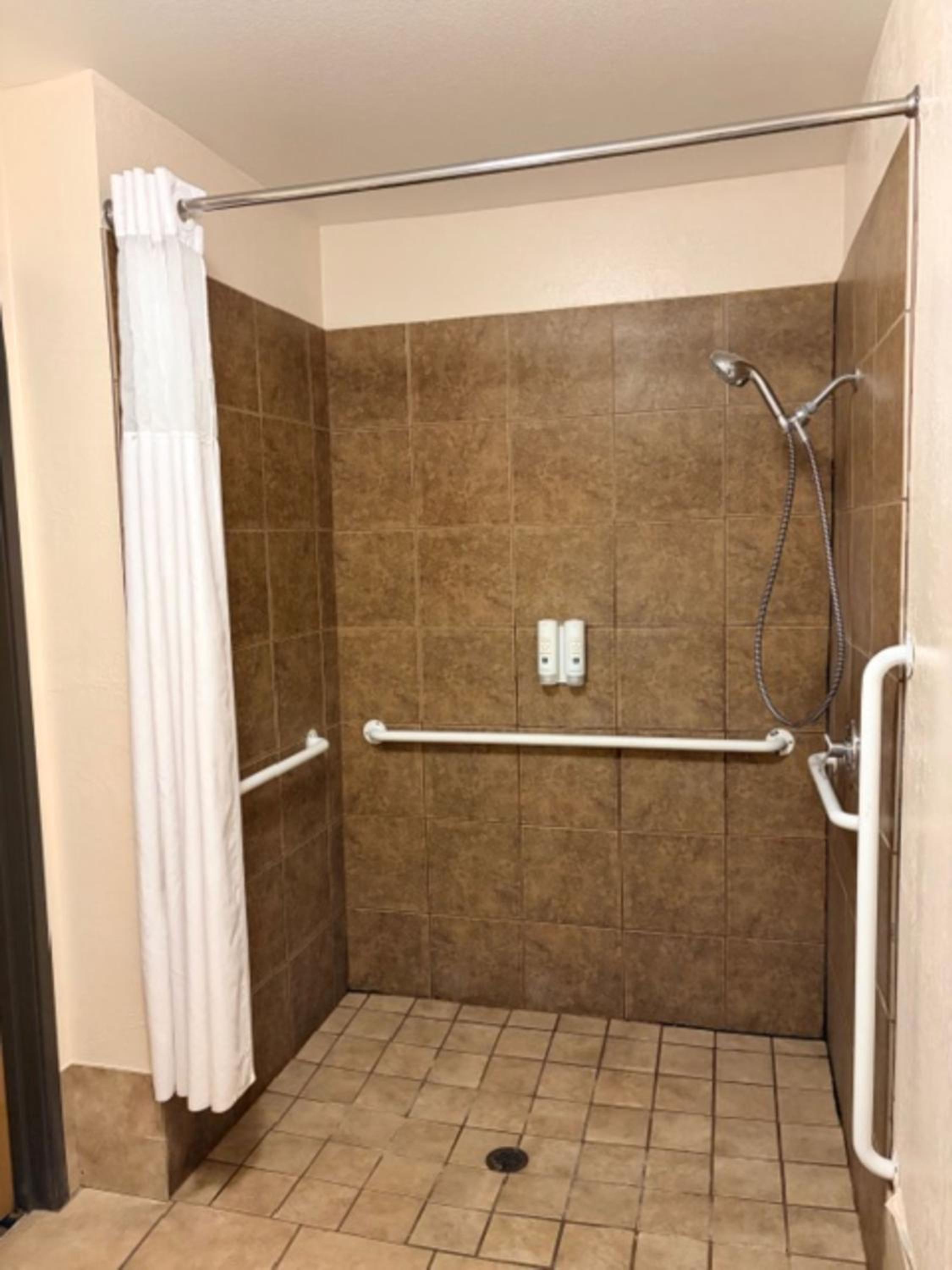 Queen Room - Accessible/Non-Smoking - Photo 4