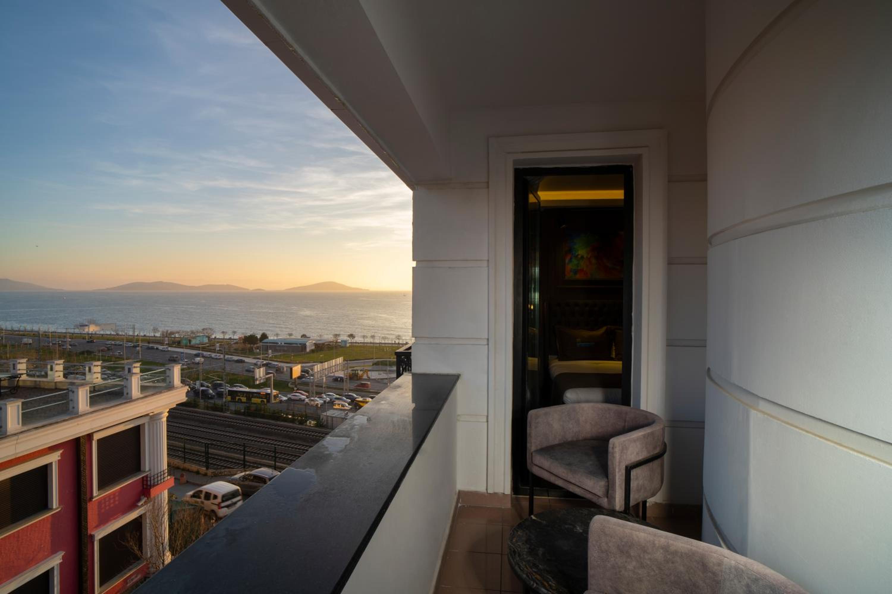 Double Room with Balcony photo 2