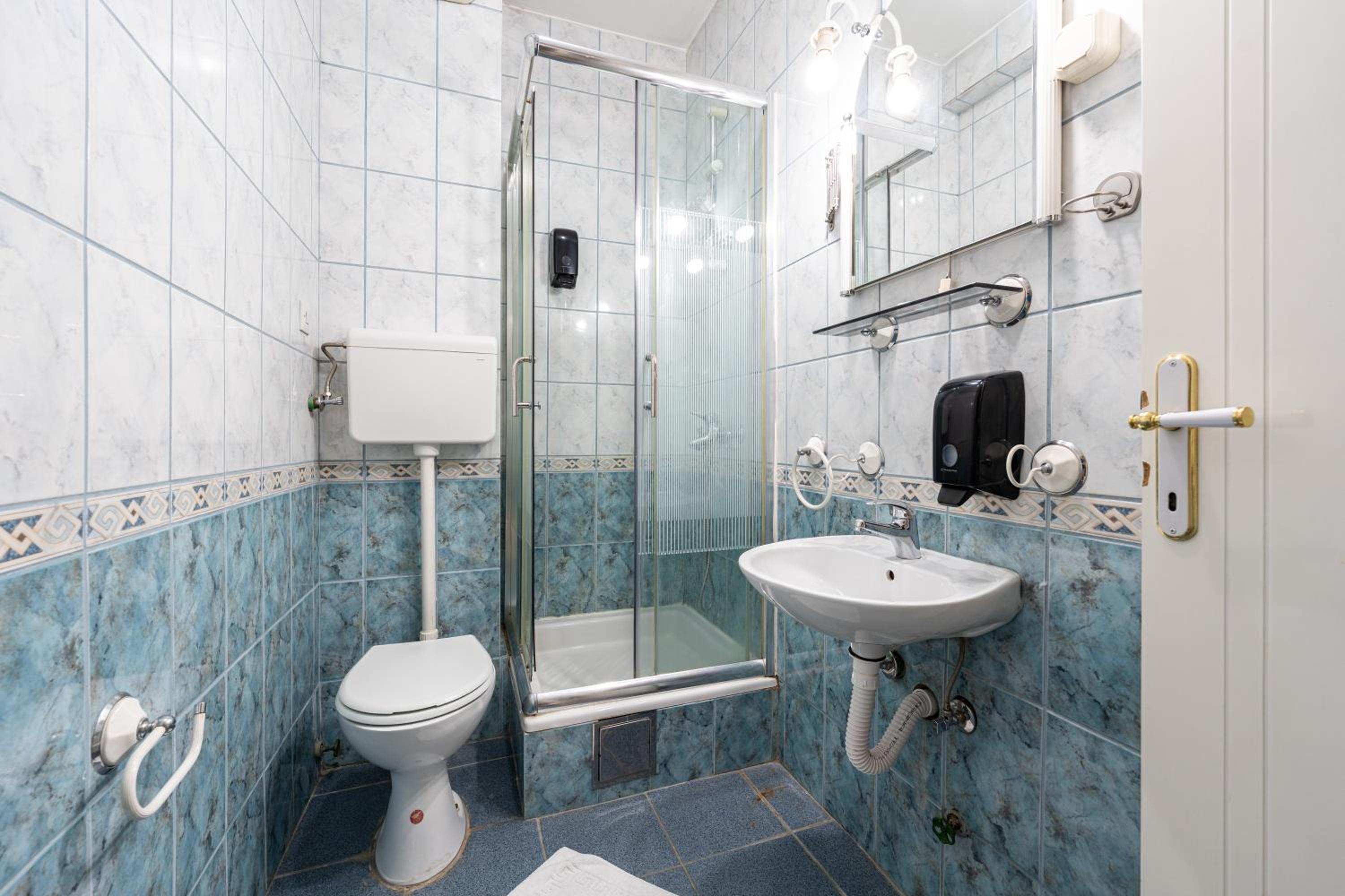 Standard Double Room - Photo 6
