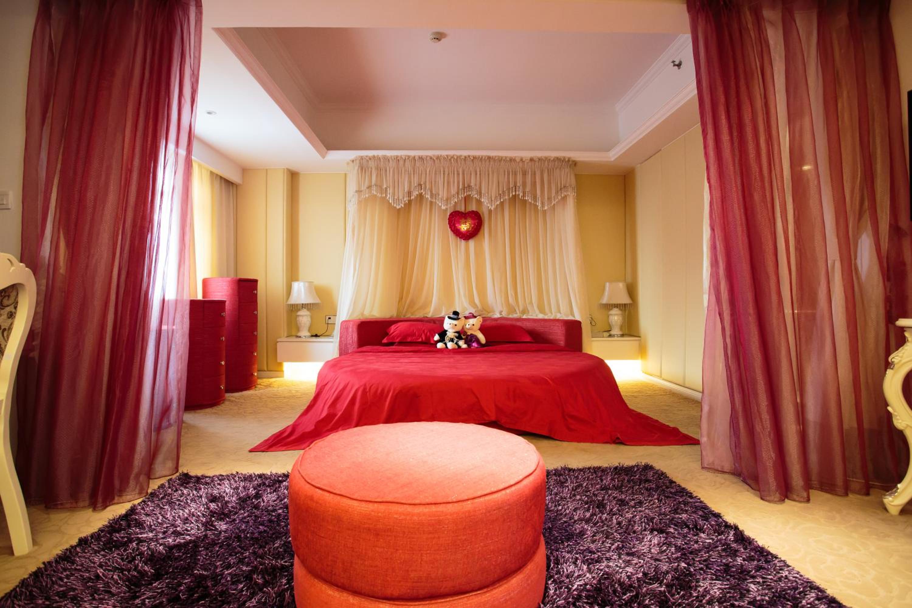 Honeymoon Suite photo 2