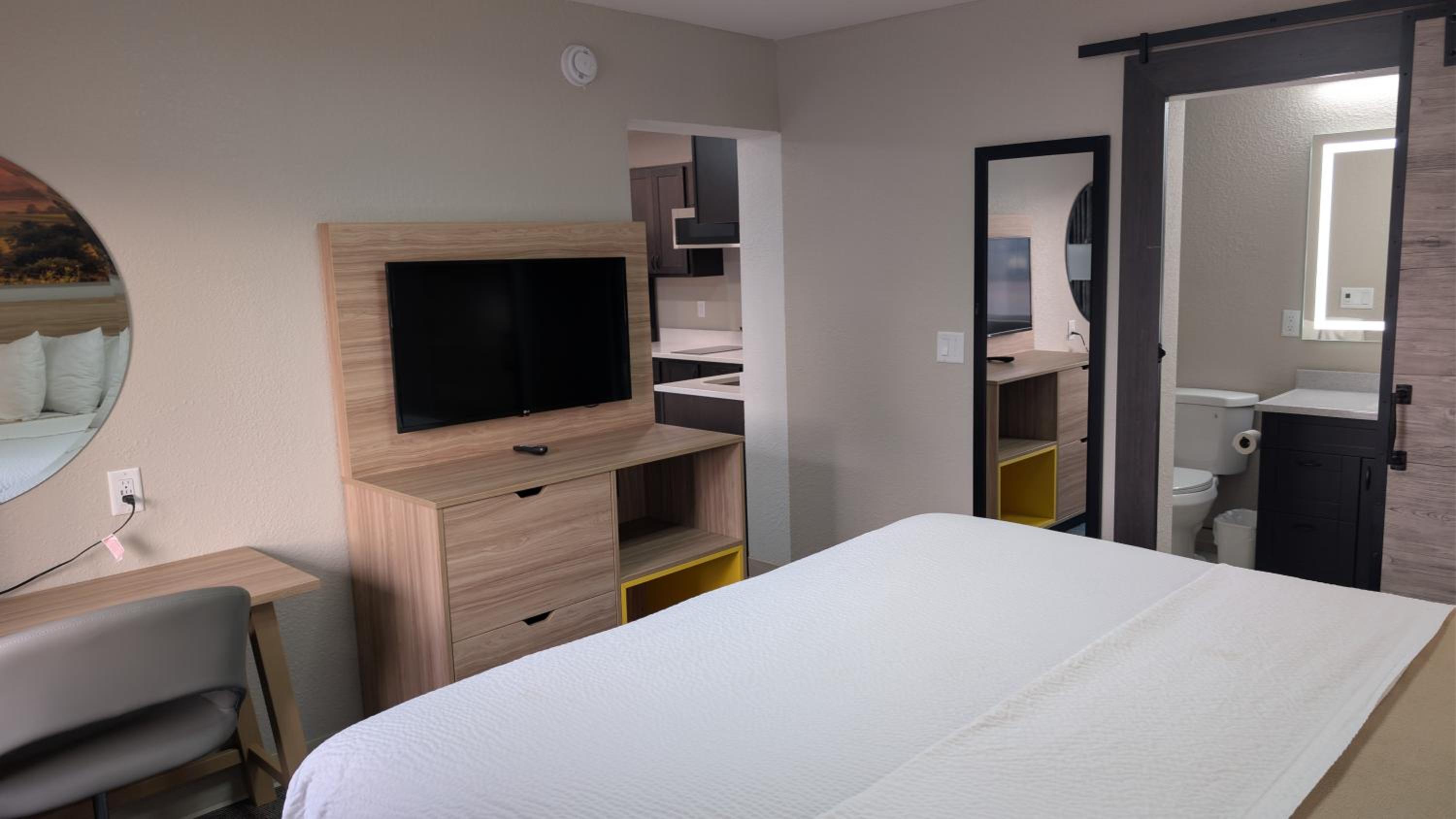 King Room with Kitchenette - Non Smoking photo 2