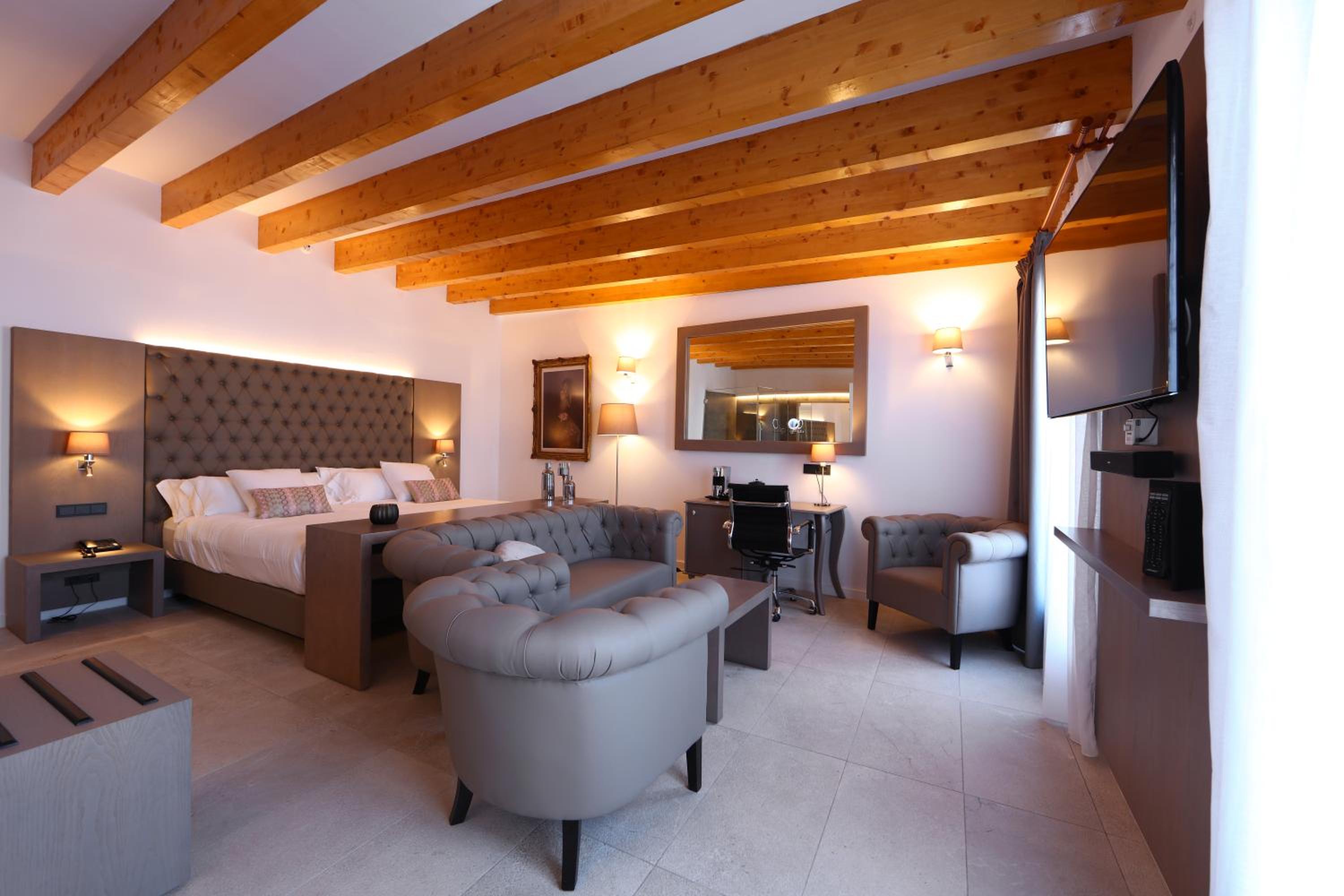 Sky Suite with Jacuzzi photo 1