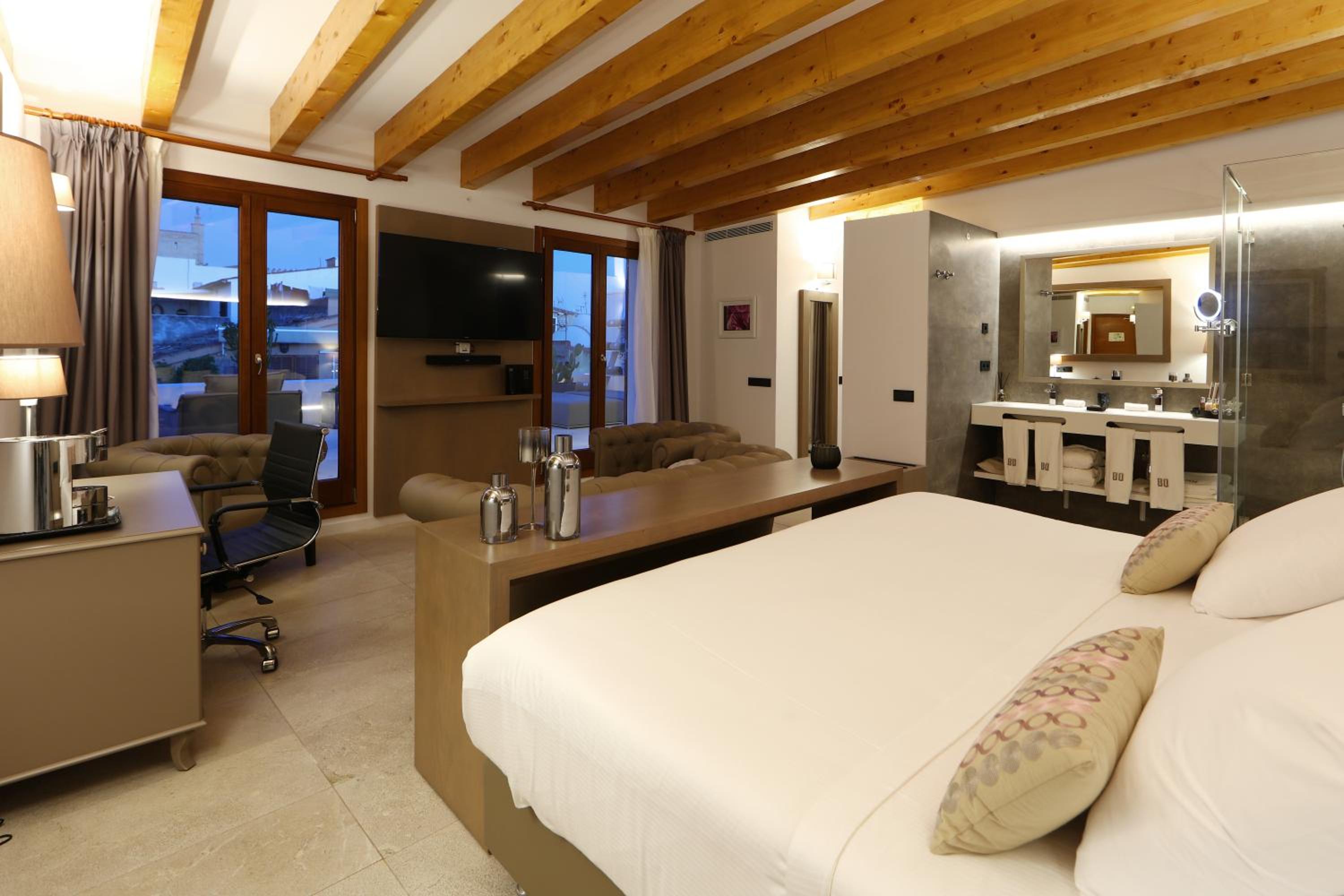 Sky Suite with Jacuzzi photo 2