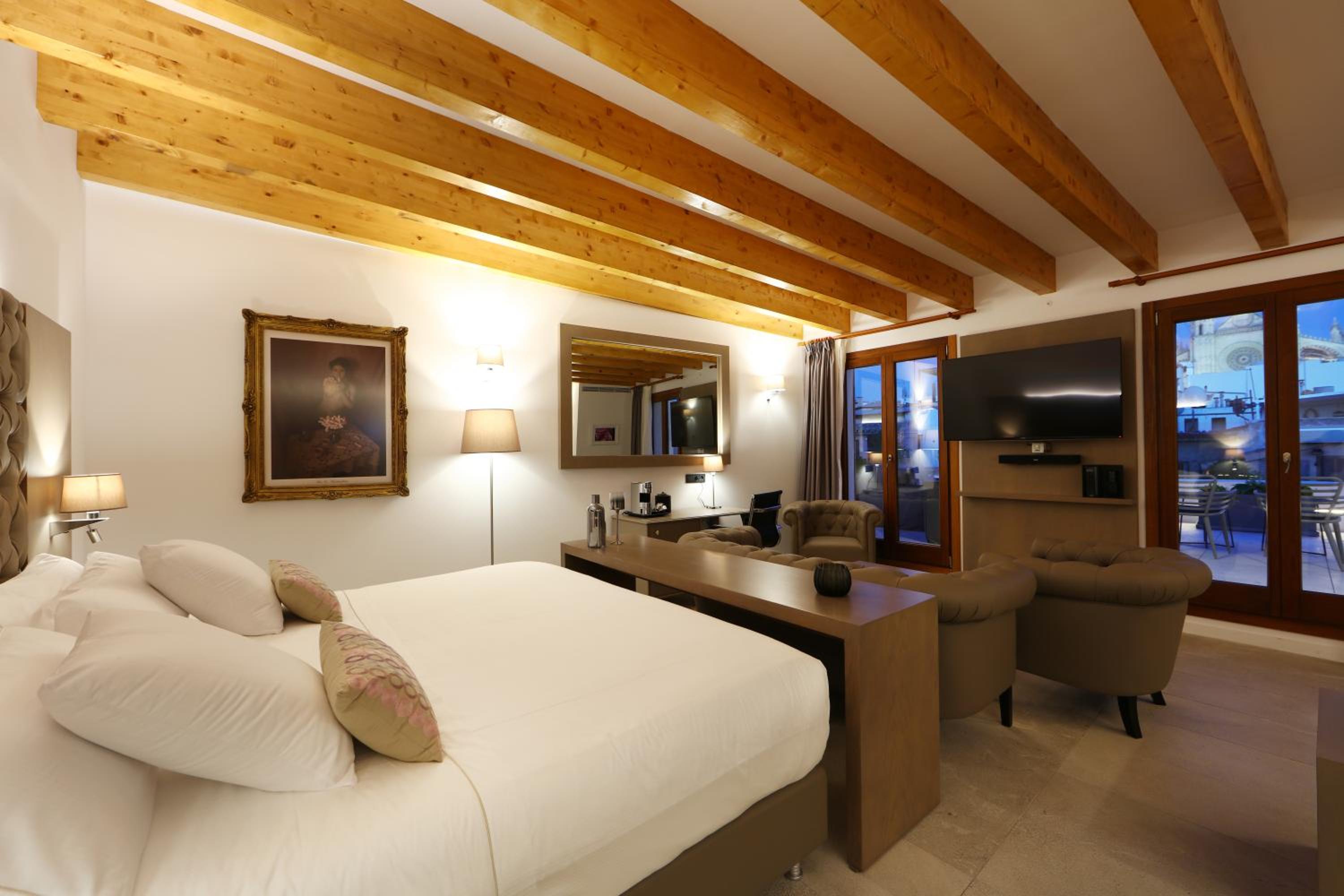 Sky Suite with Jacuzzi photo 3