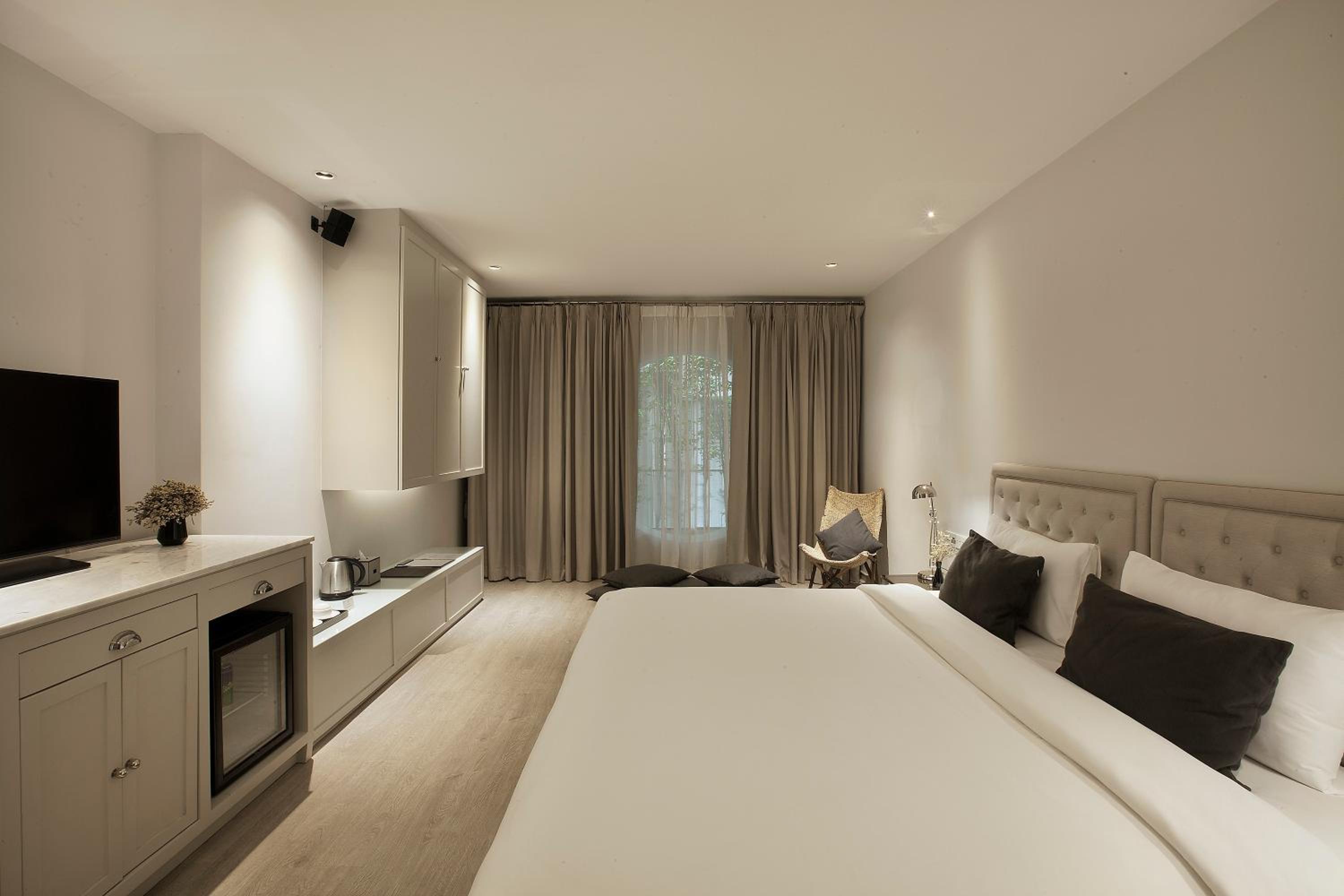 Deluxe Room - King Bed thumbnail 6