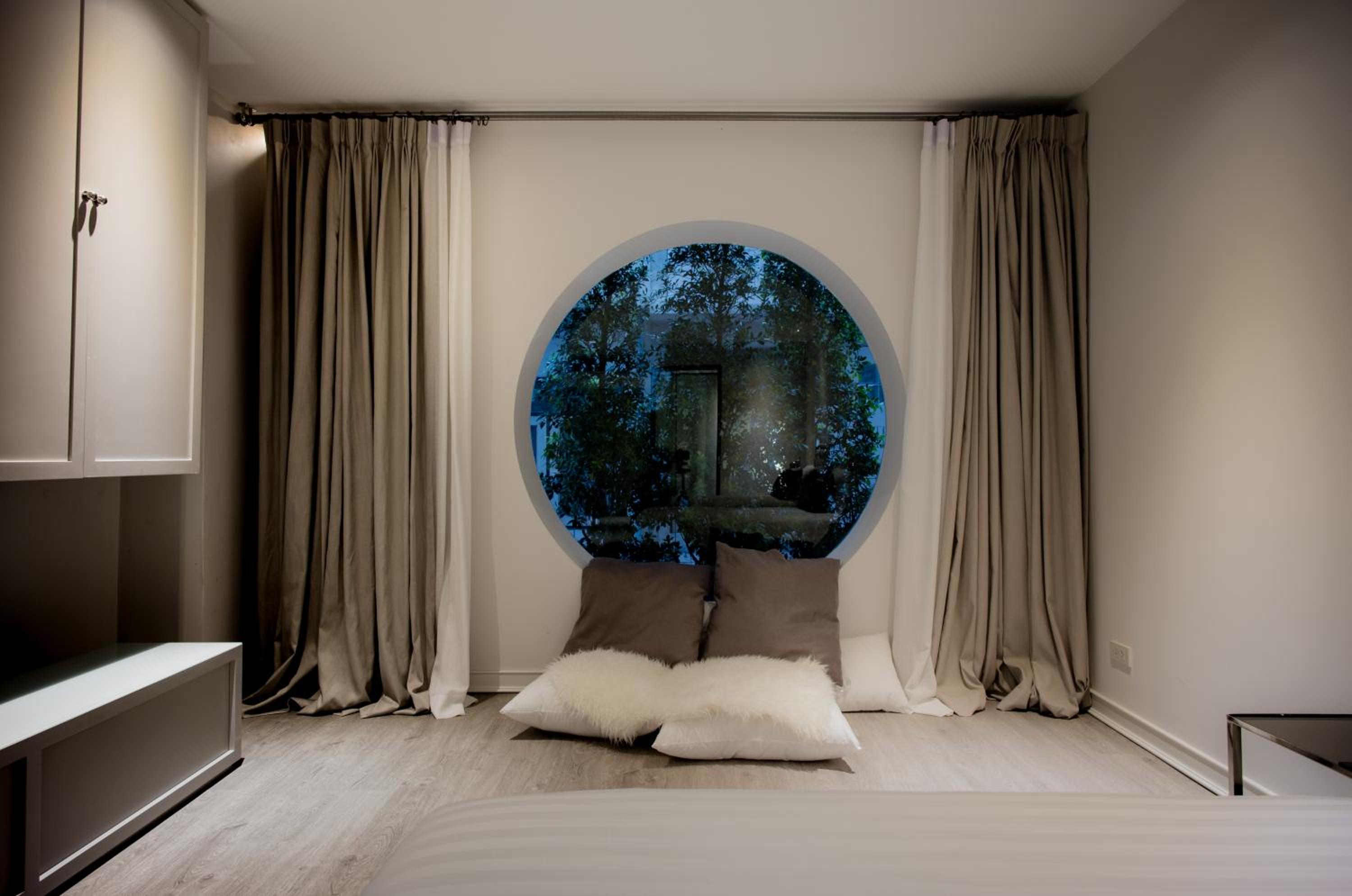 Deluxe Room - Twin Bed thumbnail 5