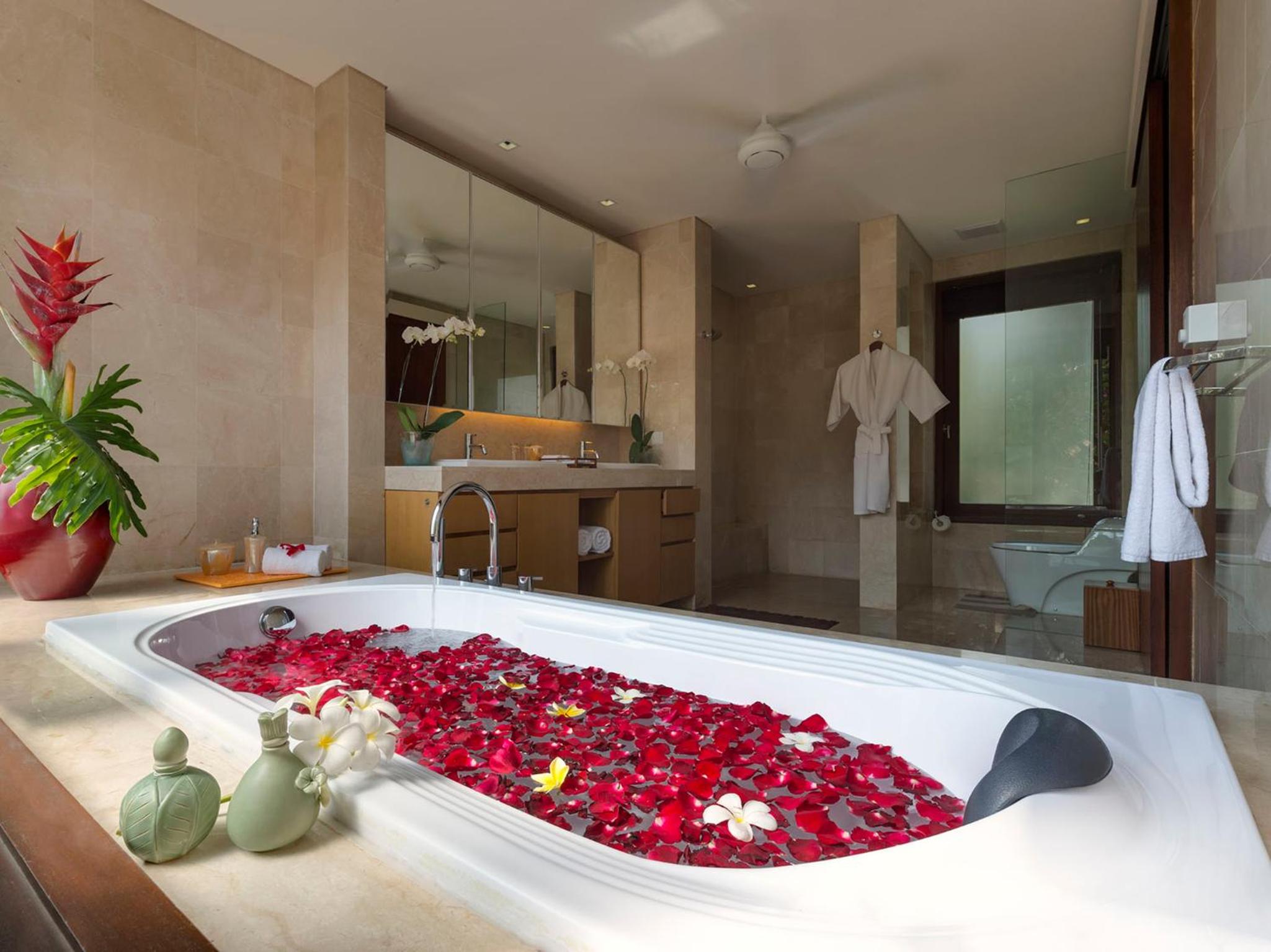 Three-Bedroom Villa with Private Pool and Garden View with Free Benefit - Photo 14