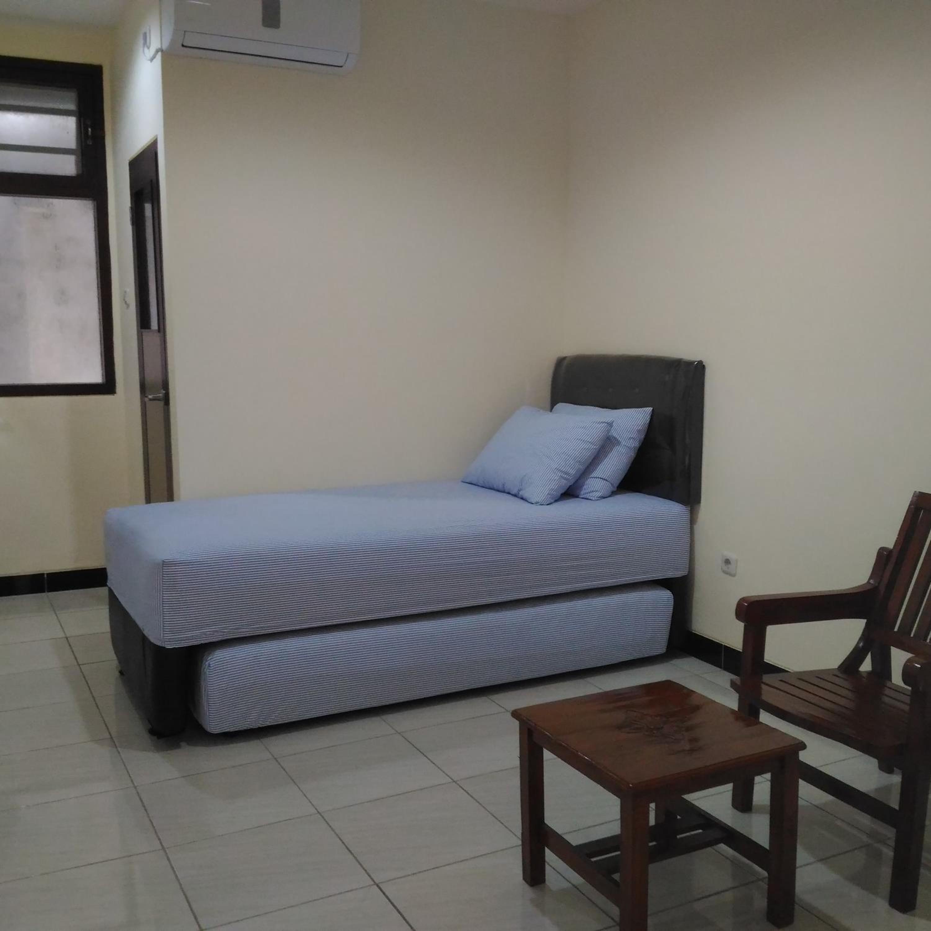 Standard Twin Room - Photo 1