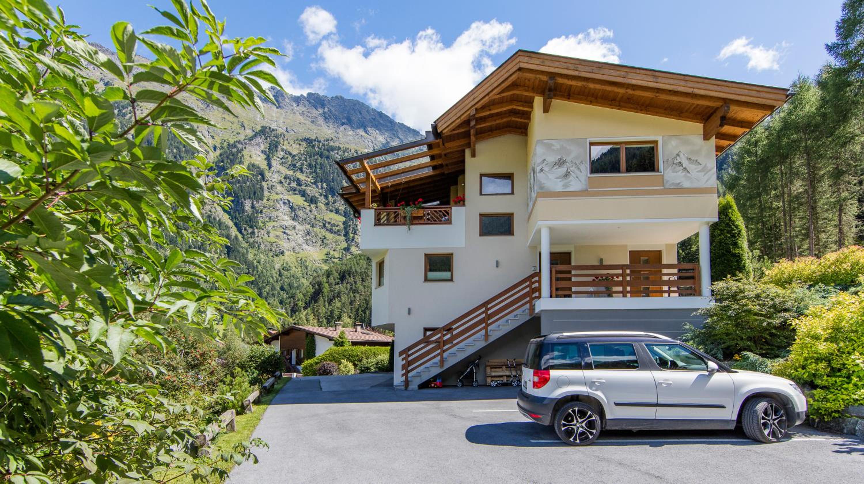 Two-Bedroom Apartment with Mountain View photo 2