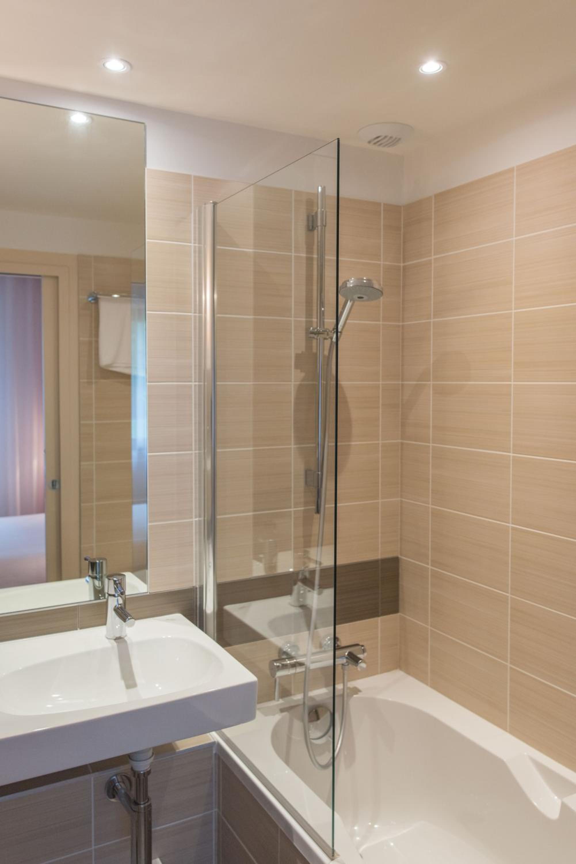 Standard Double Room - Photo 9