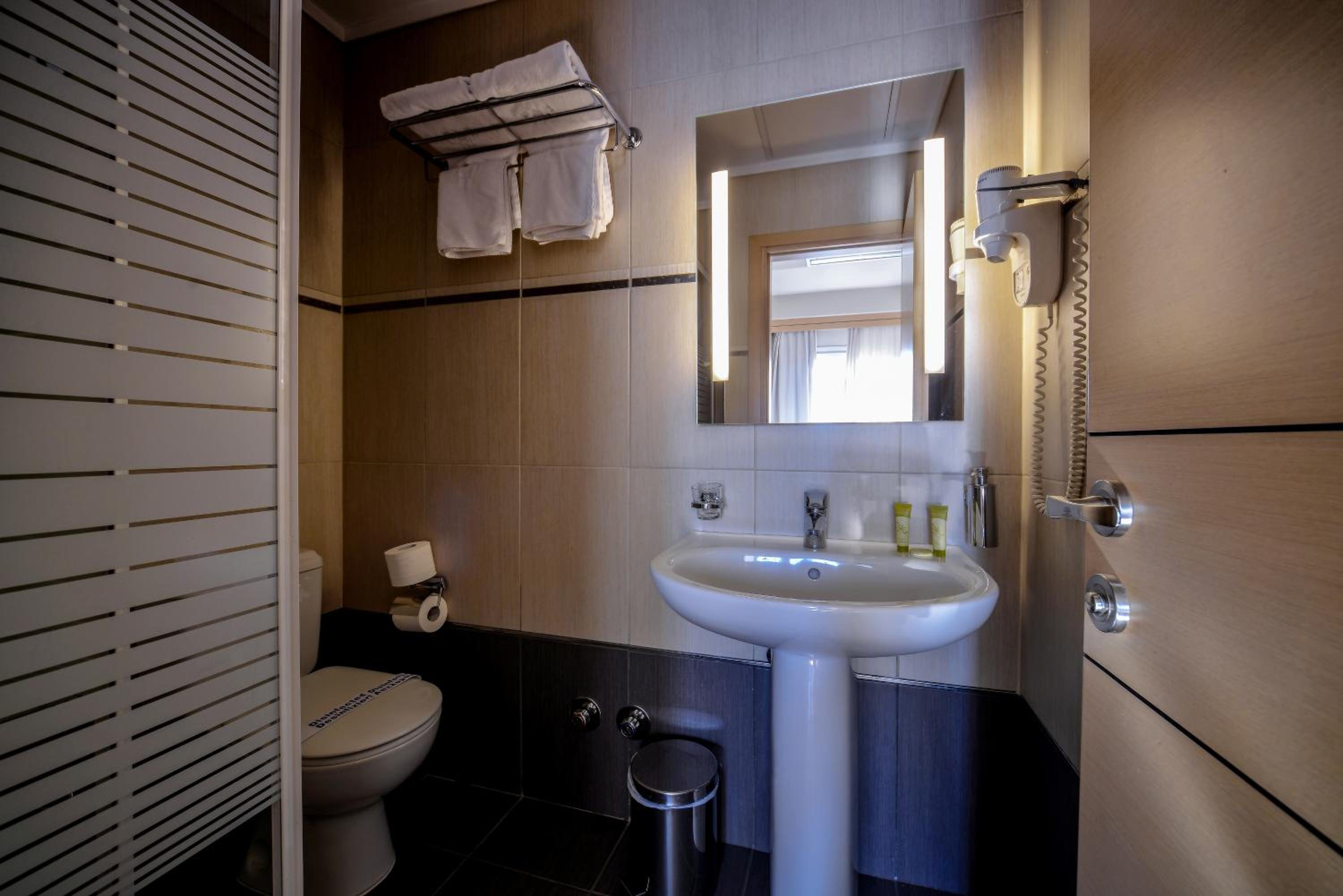 Budget Double Room with Small Double Bed - Photo 6