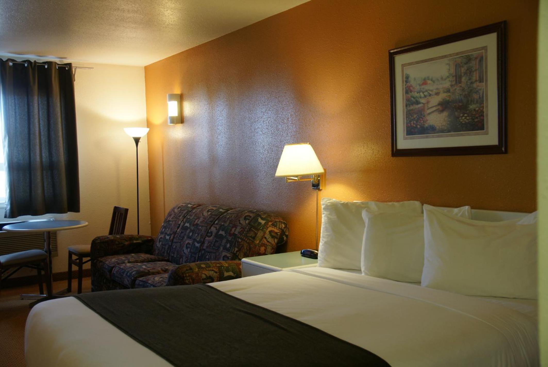 Queen Room photo 2