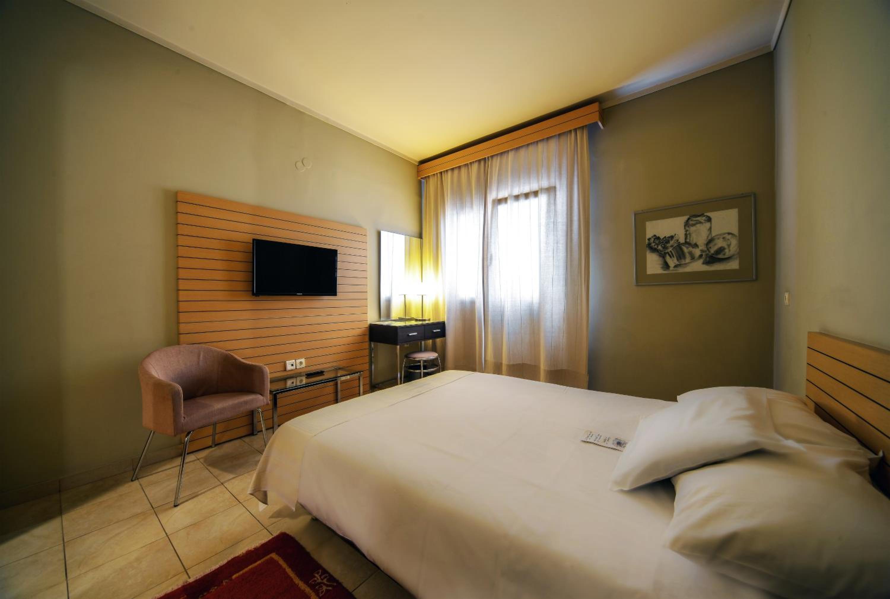 Budget Double Room with Small Double Bed - Photo 27