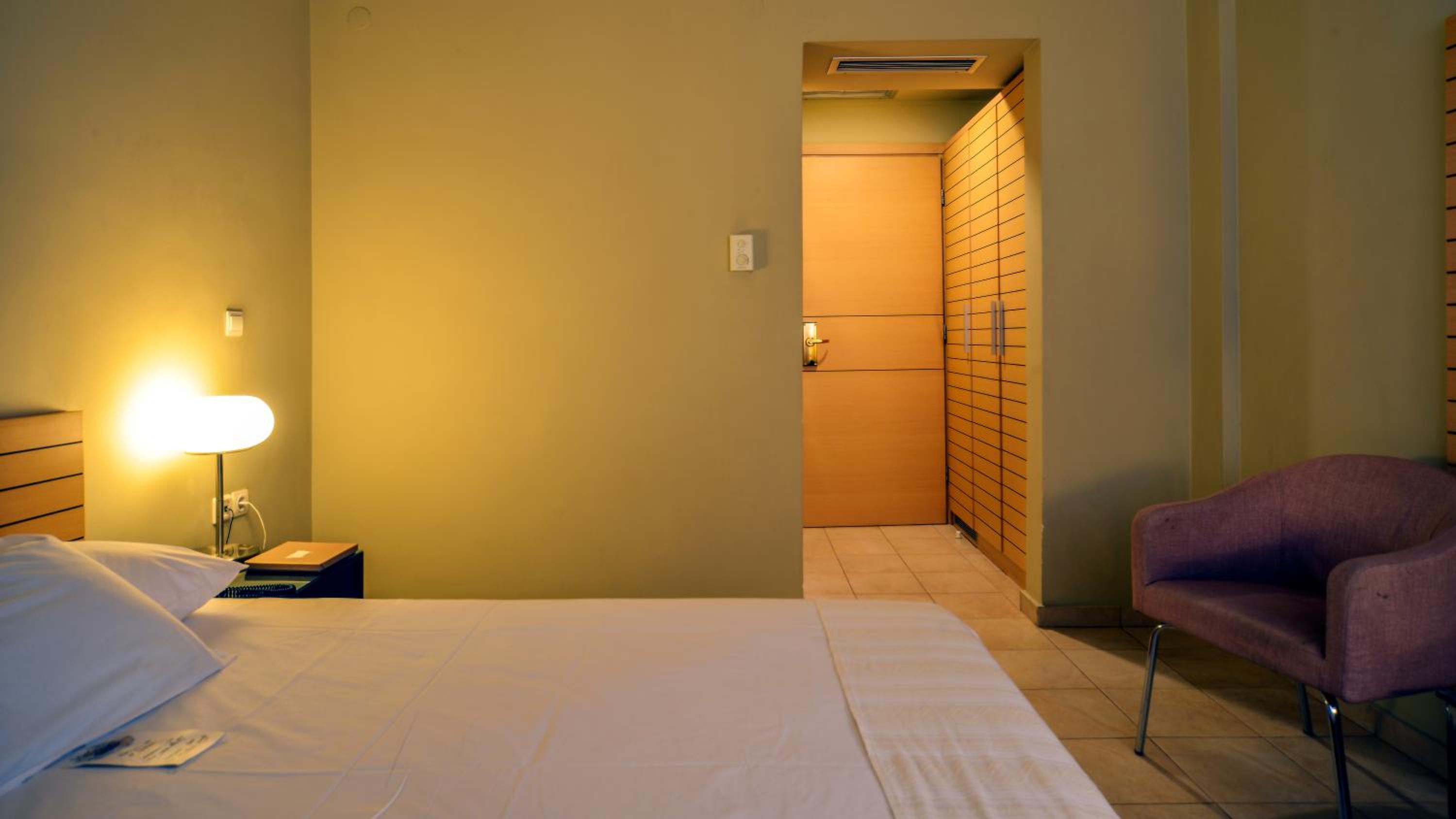 Budget Double Room with Small Double Bed - Photo 4