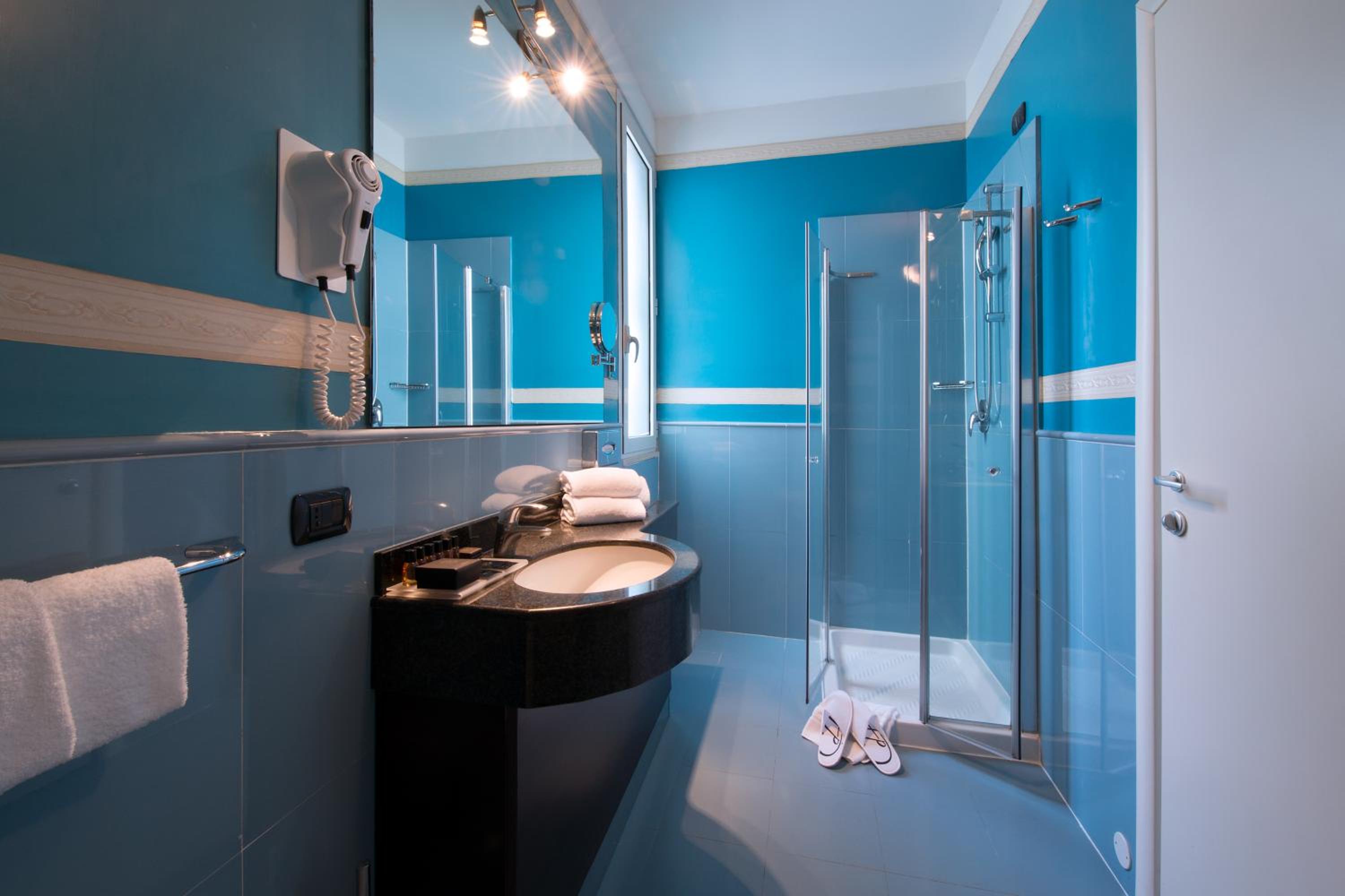 Double or Twin Room - Photo 6