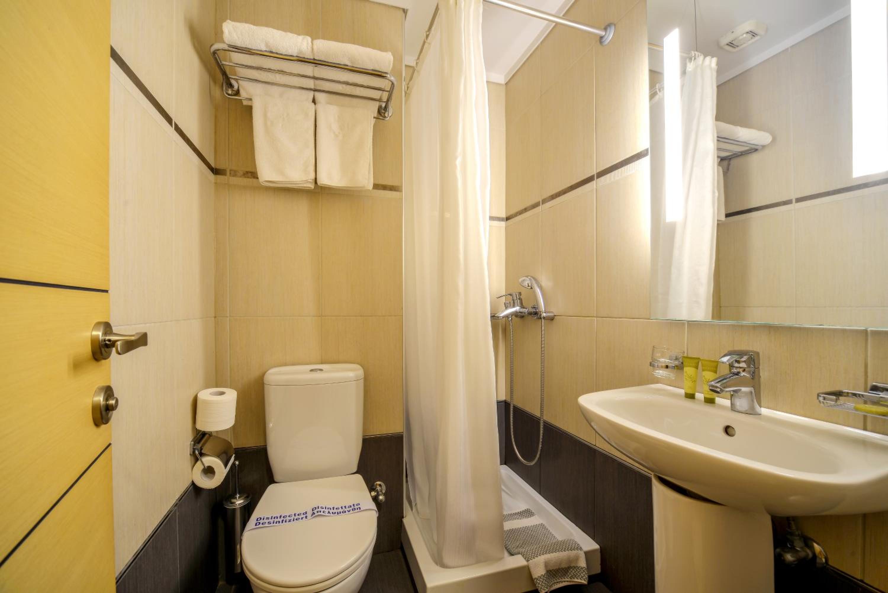 Budget Double Room with Small Double Bed - Photo 12