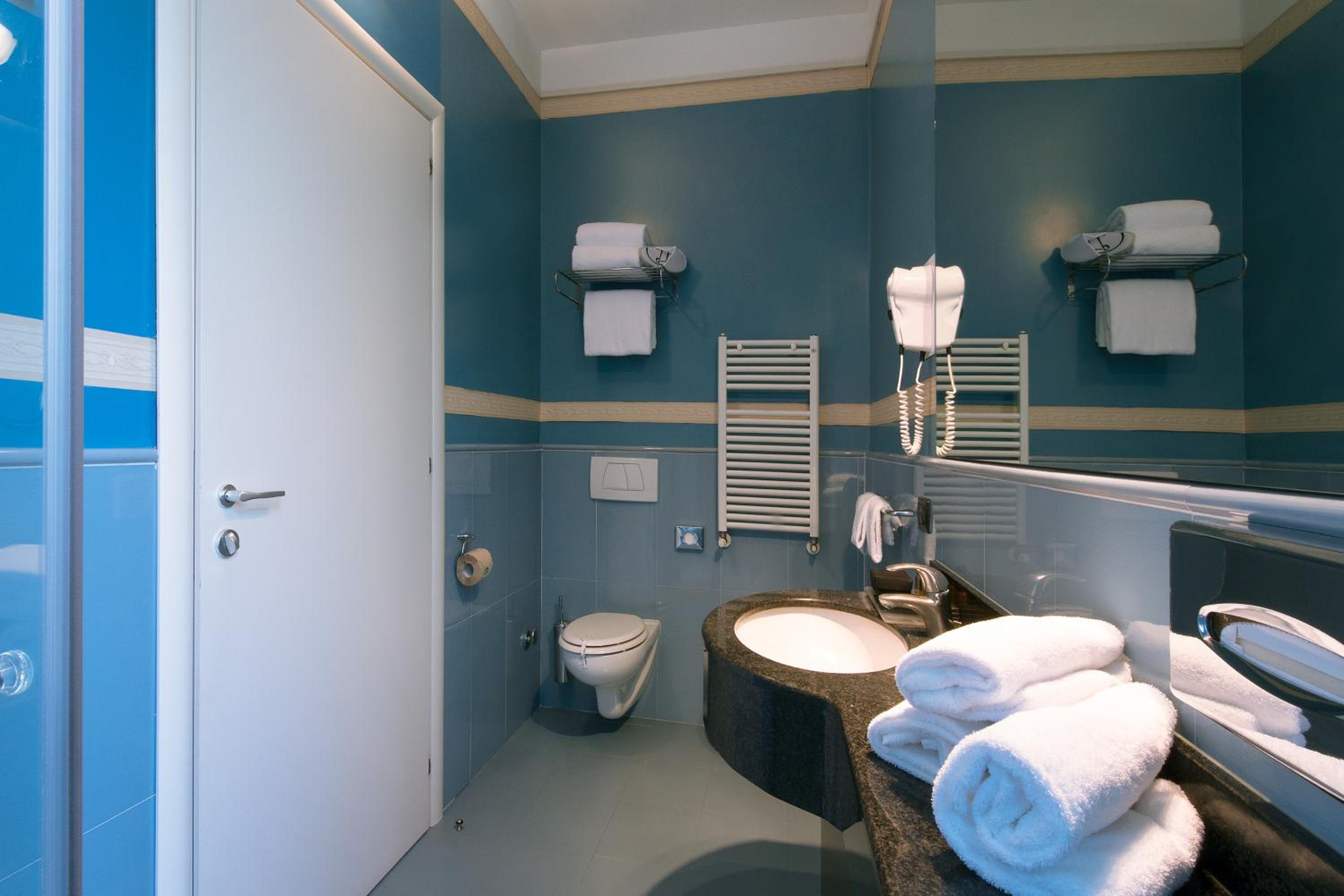 Double or Twin Room - Photo 5