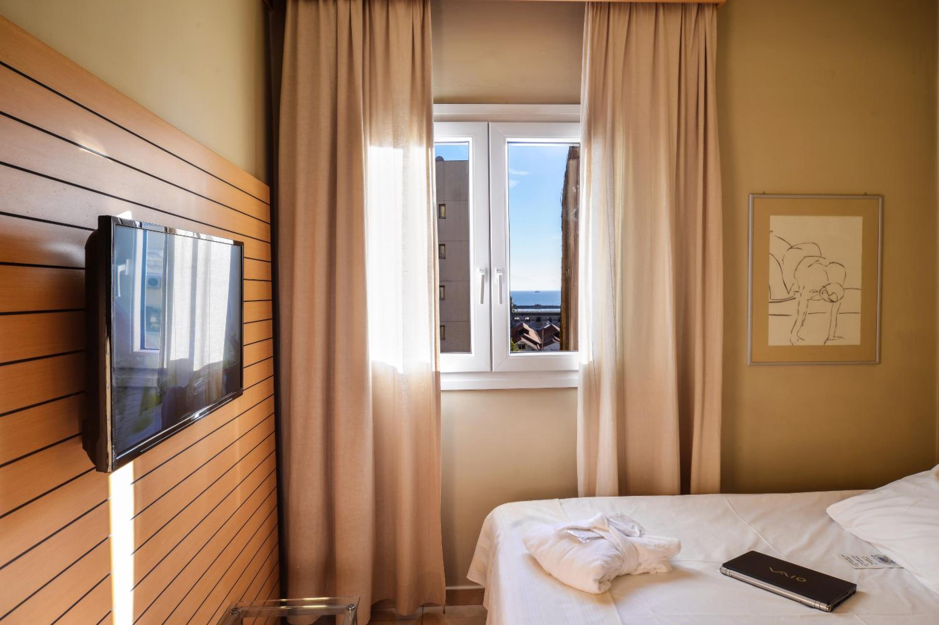 Budget Double Room with Small Double Bed - Photo 1