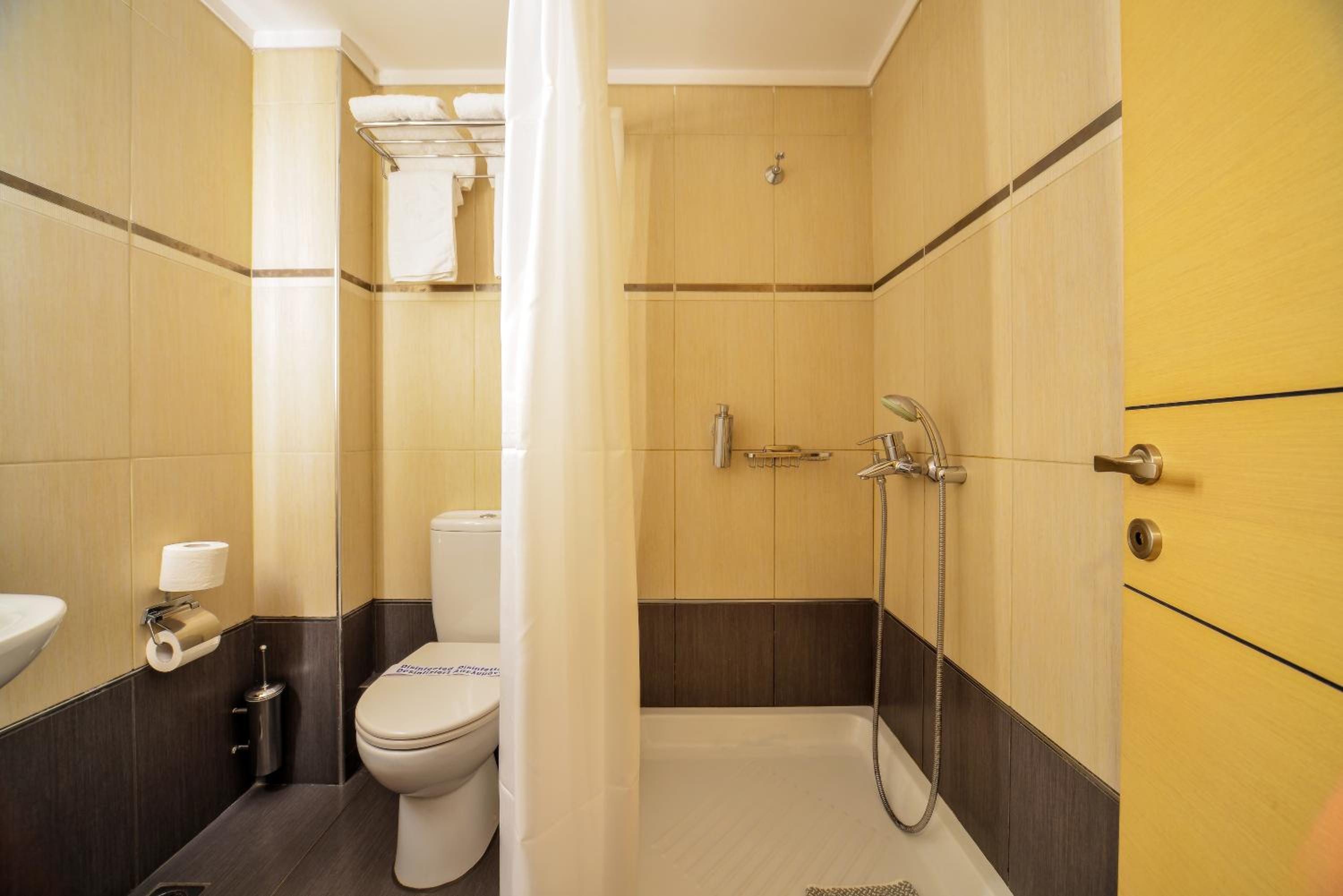 Budget Double Room with Small Double Bed - Photo 2