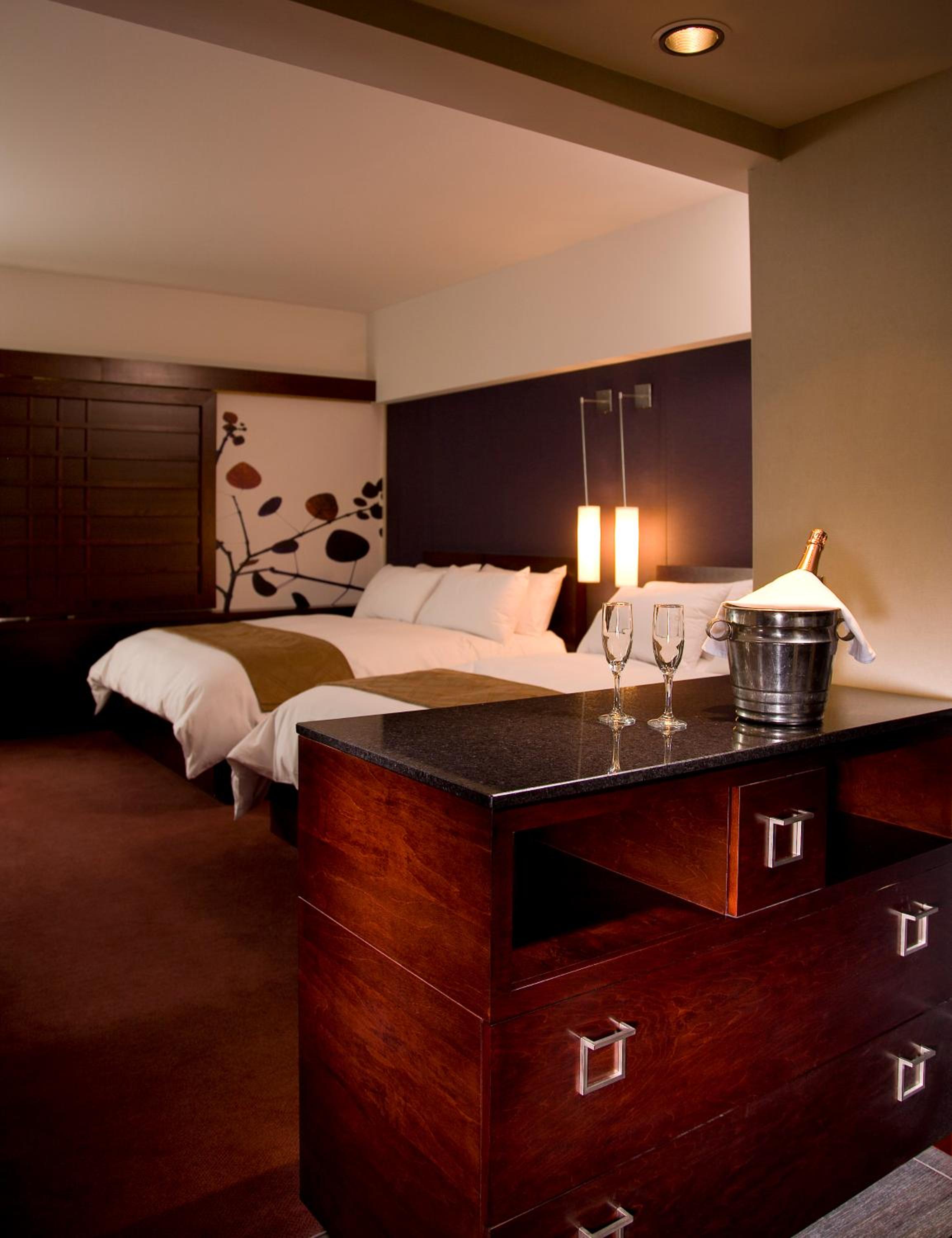 Deluxe Queen Room with Two Queen Beds - Photo 4