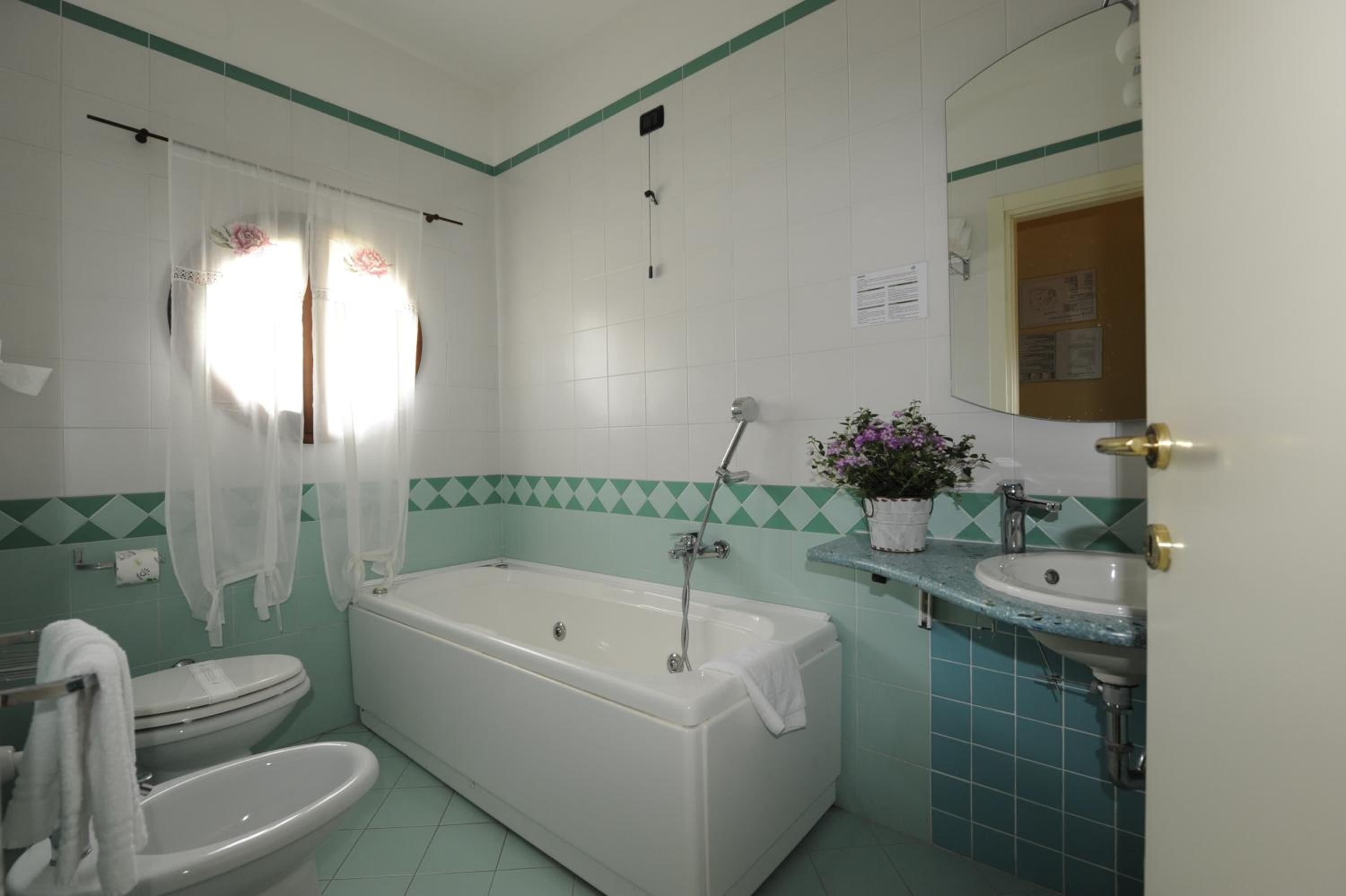 Deluxe Double or Twin Room with Spa Bath photo 2