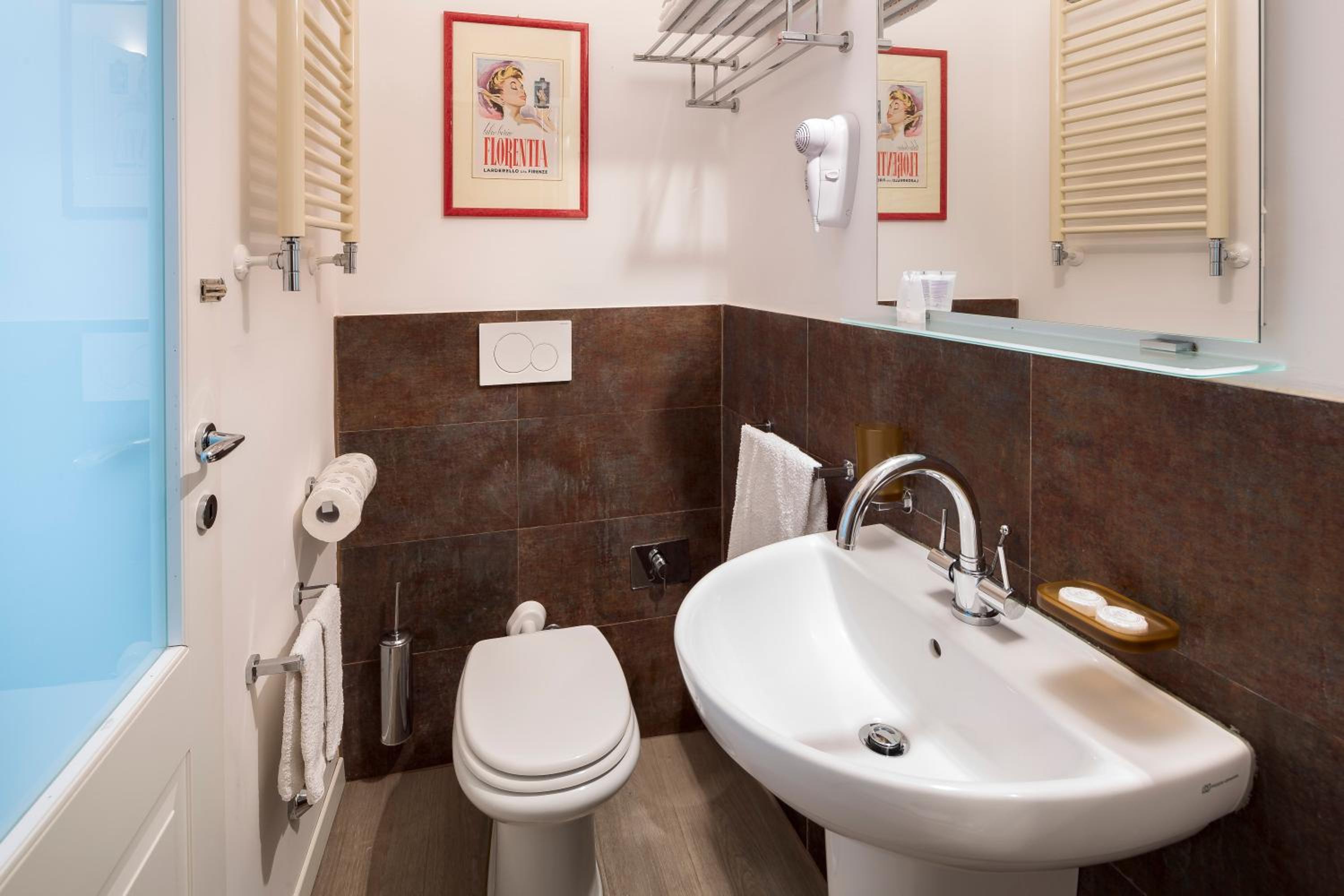 Double or Twin Room with Private Bathroom photo 3