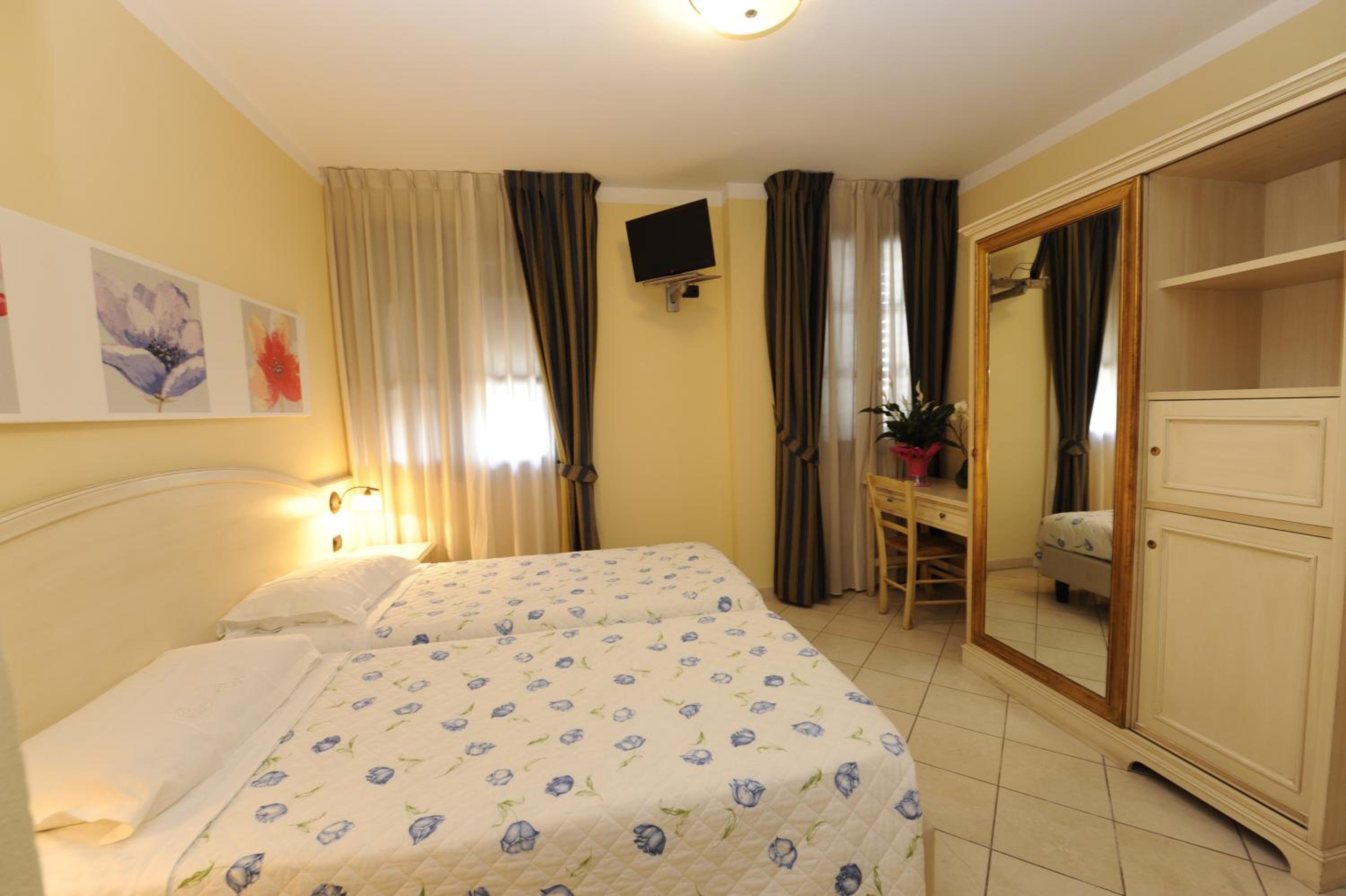 Double or Twin Room - Photo 4