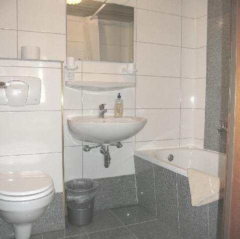 Double Room with Rhine view and balcony - Photo 3