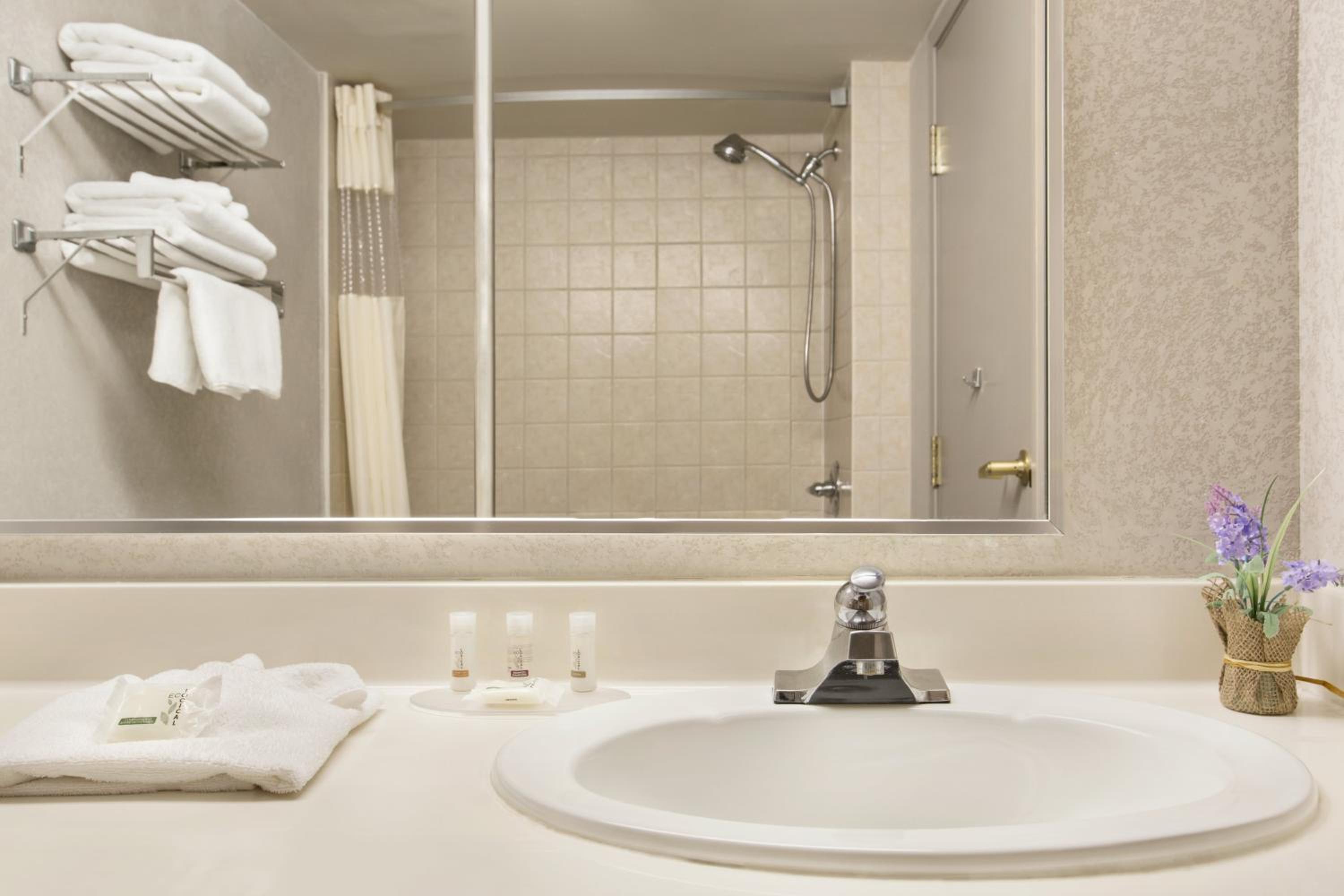 Queen Room with Two Queen Beds - Disability Access/Non-Smoking photo 3