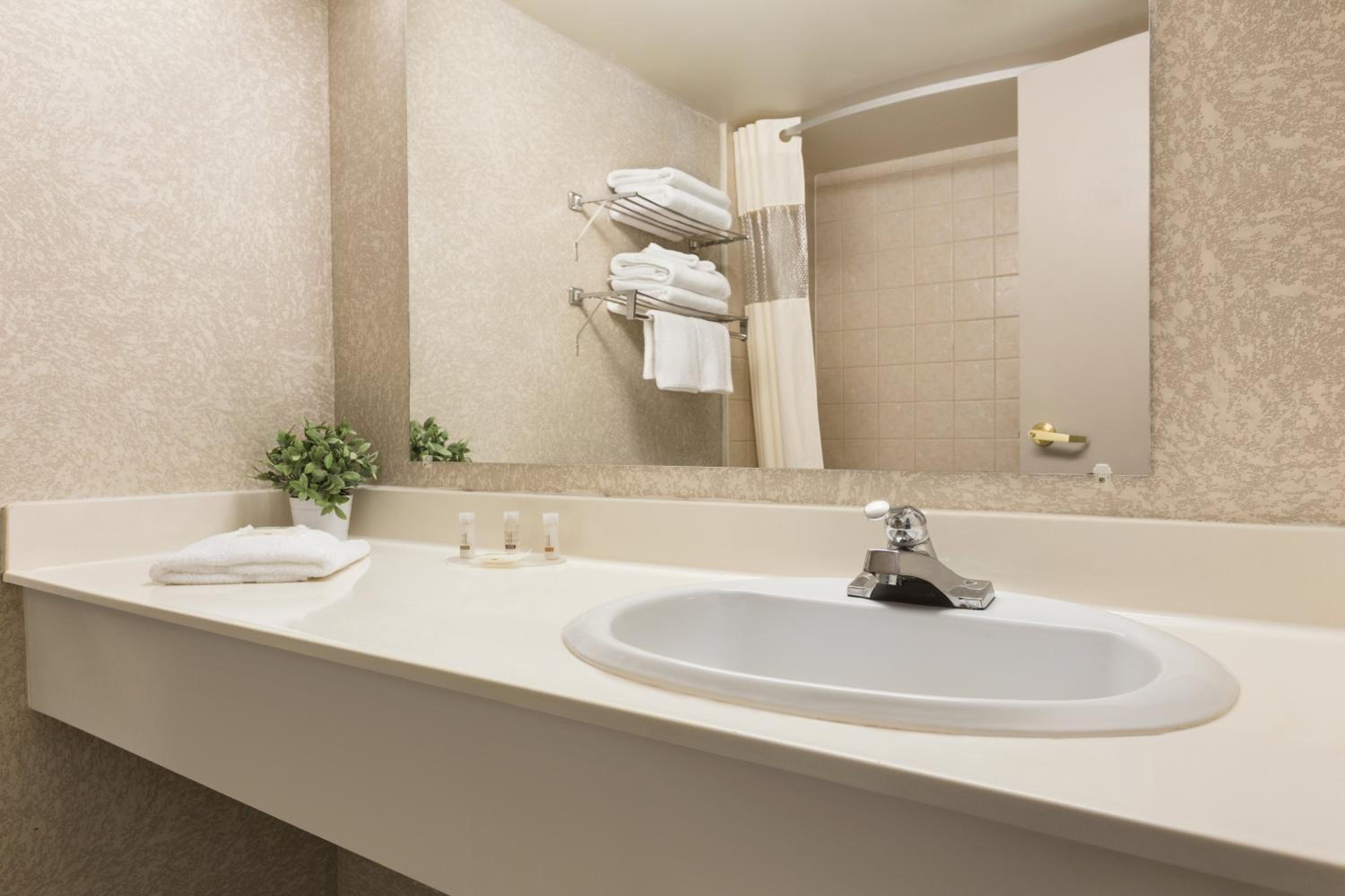 King Suite -  Non-Smoking - Photo 2