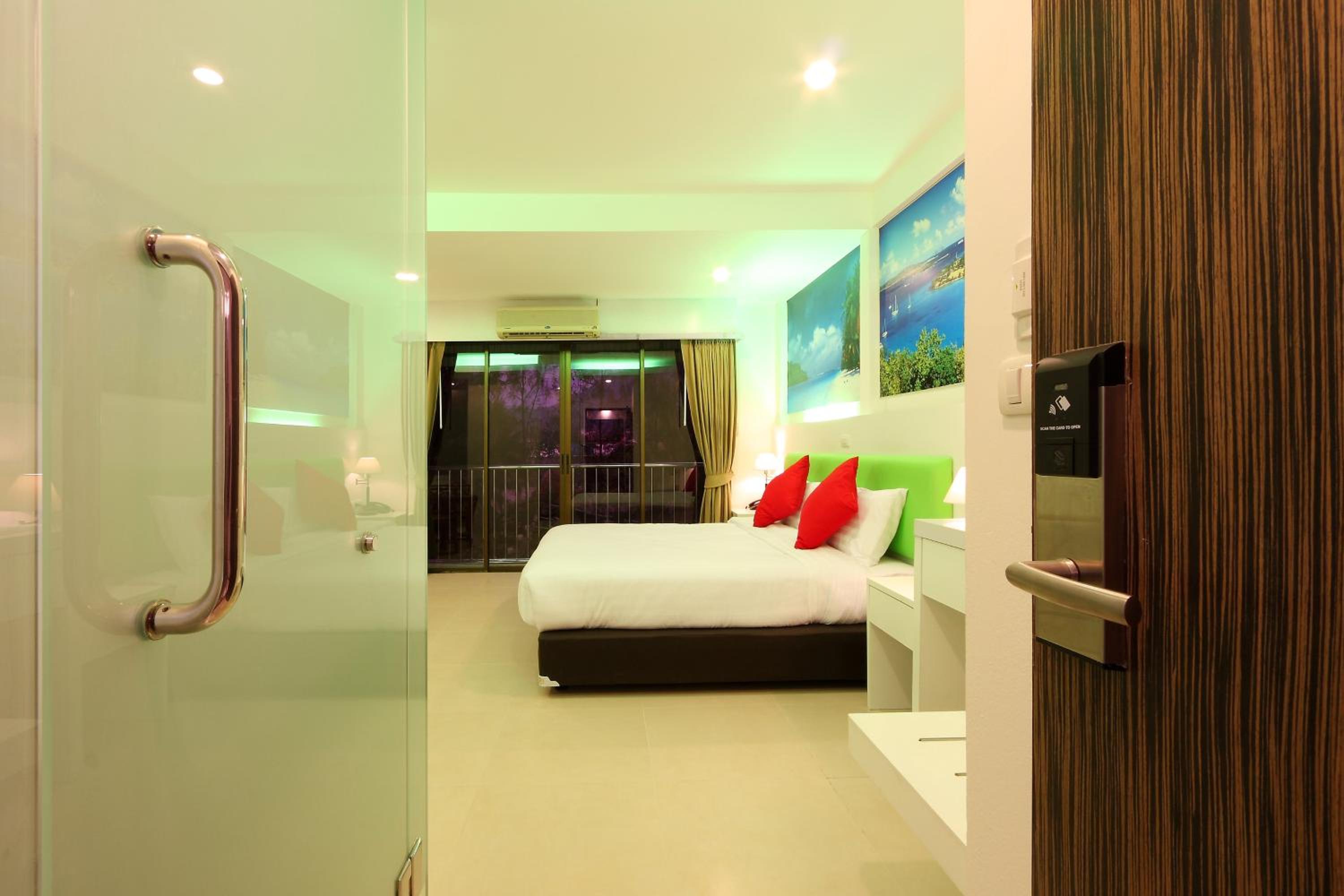 Deluxe Double Room with Balcony  - Photo 8