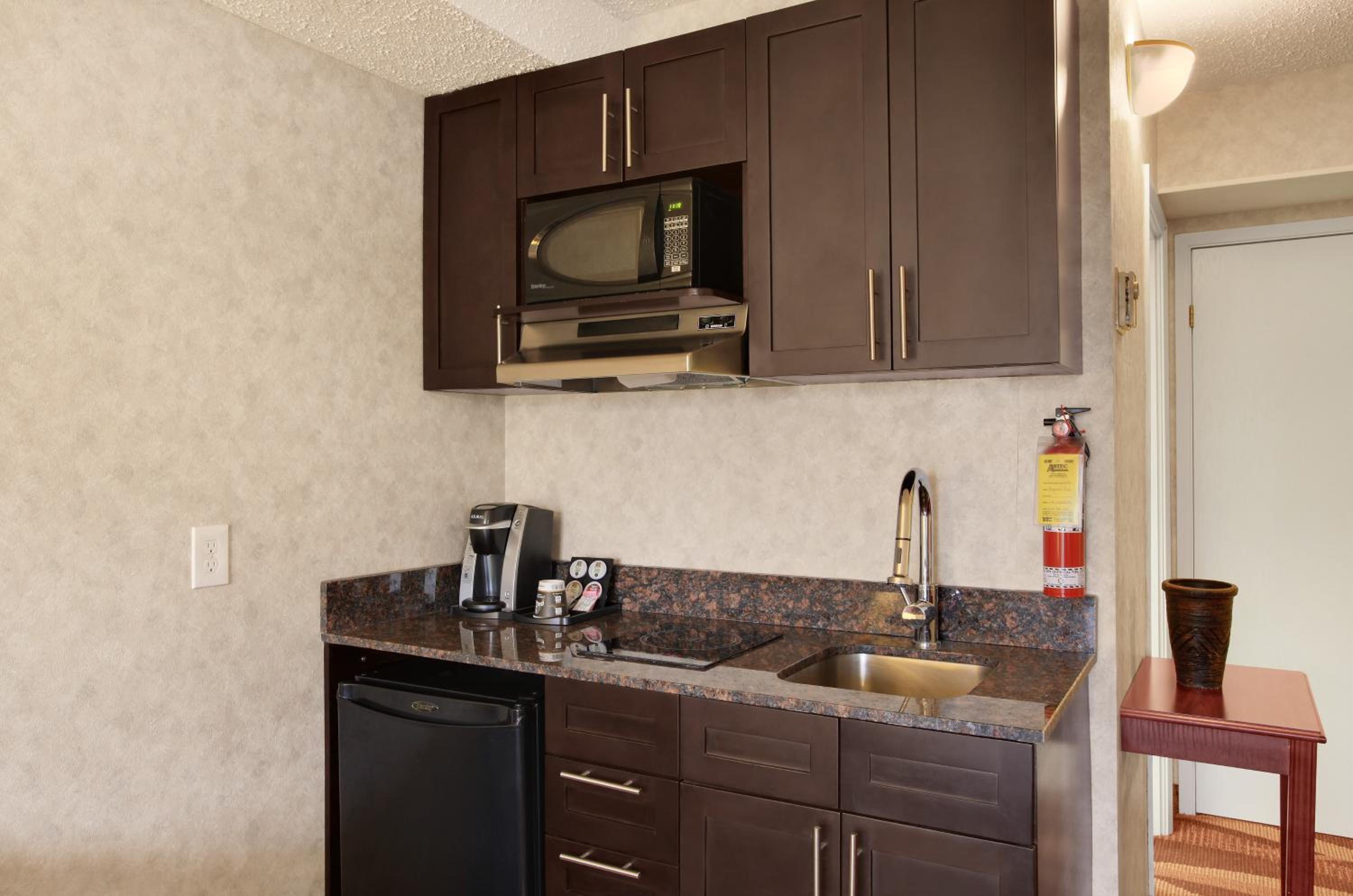 Deluxe King Suite - Non-Smoking - Photo 4