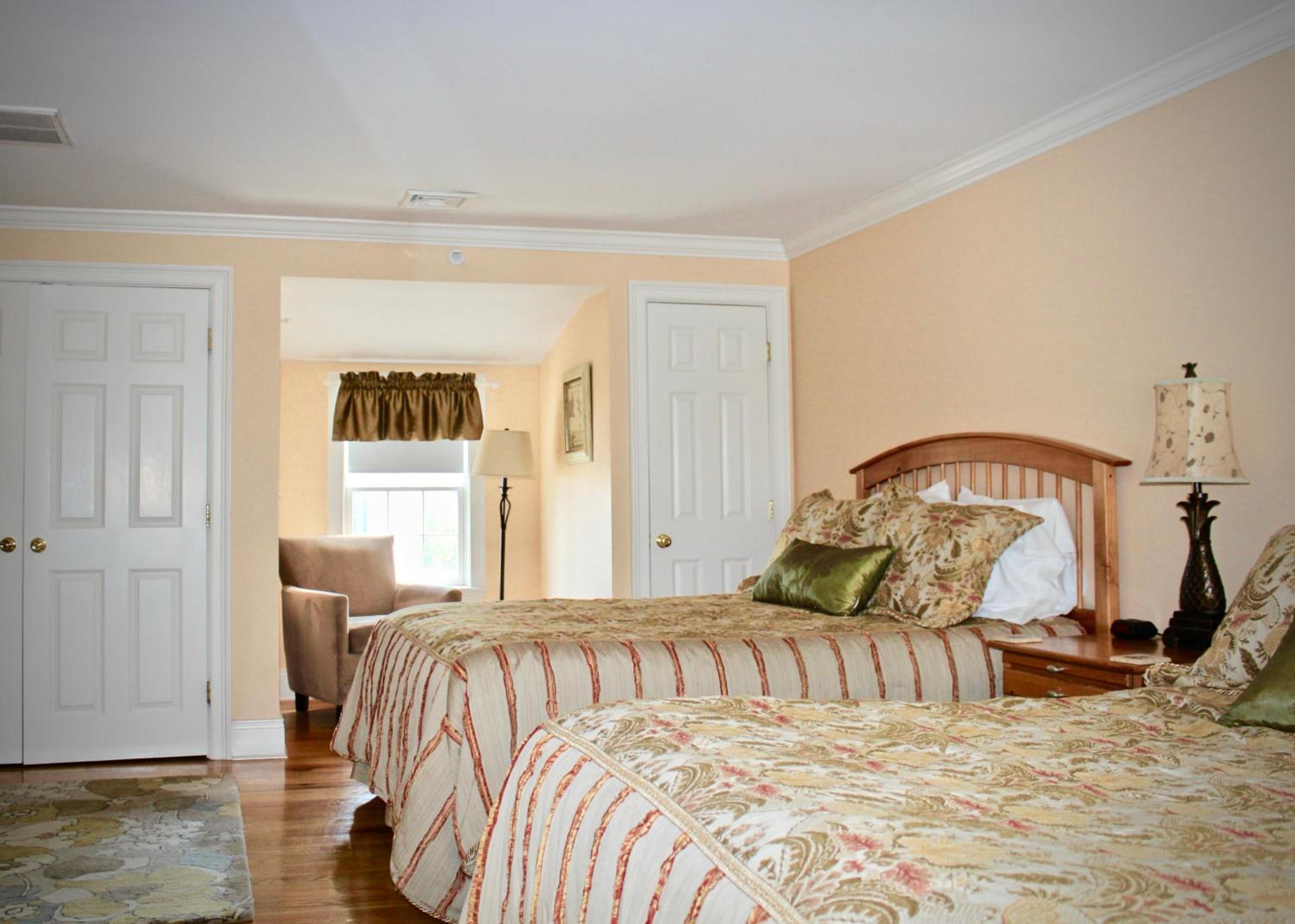 Queen Room with Two Queen Beds - 6 photo 1