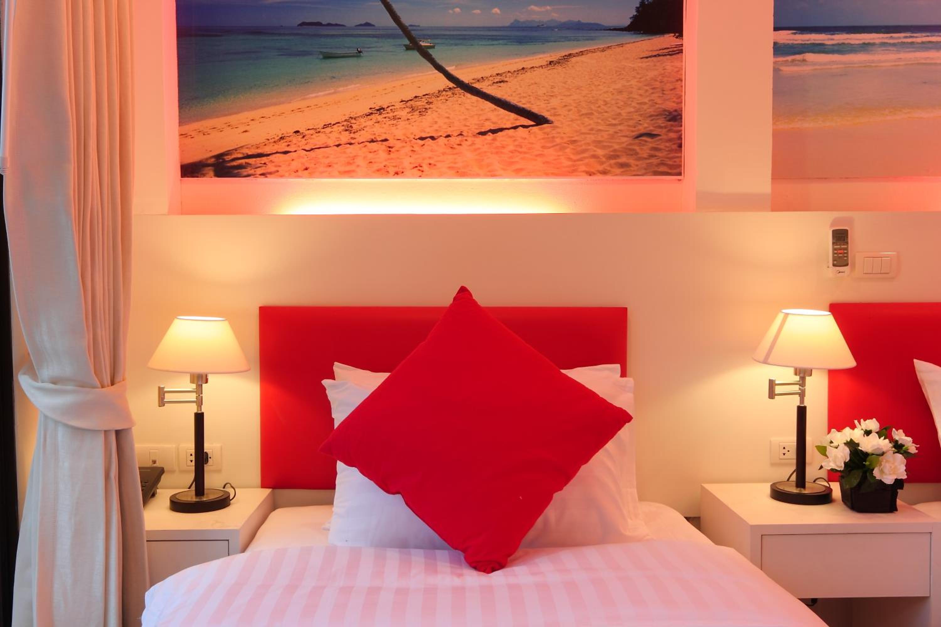 Deluxe Double Room with Balcony  - Photo 9