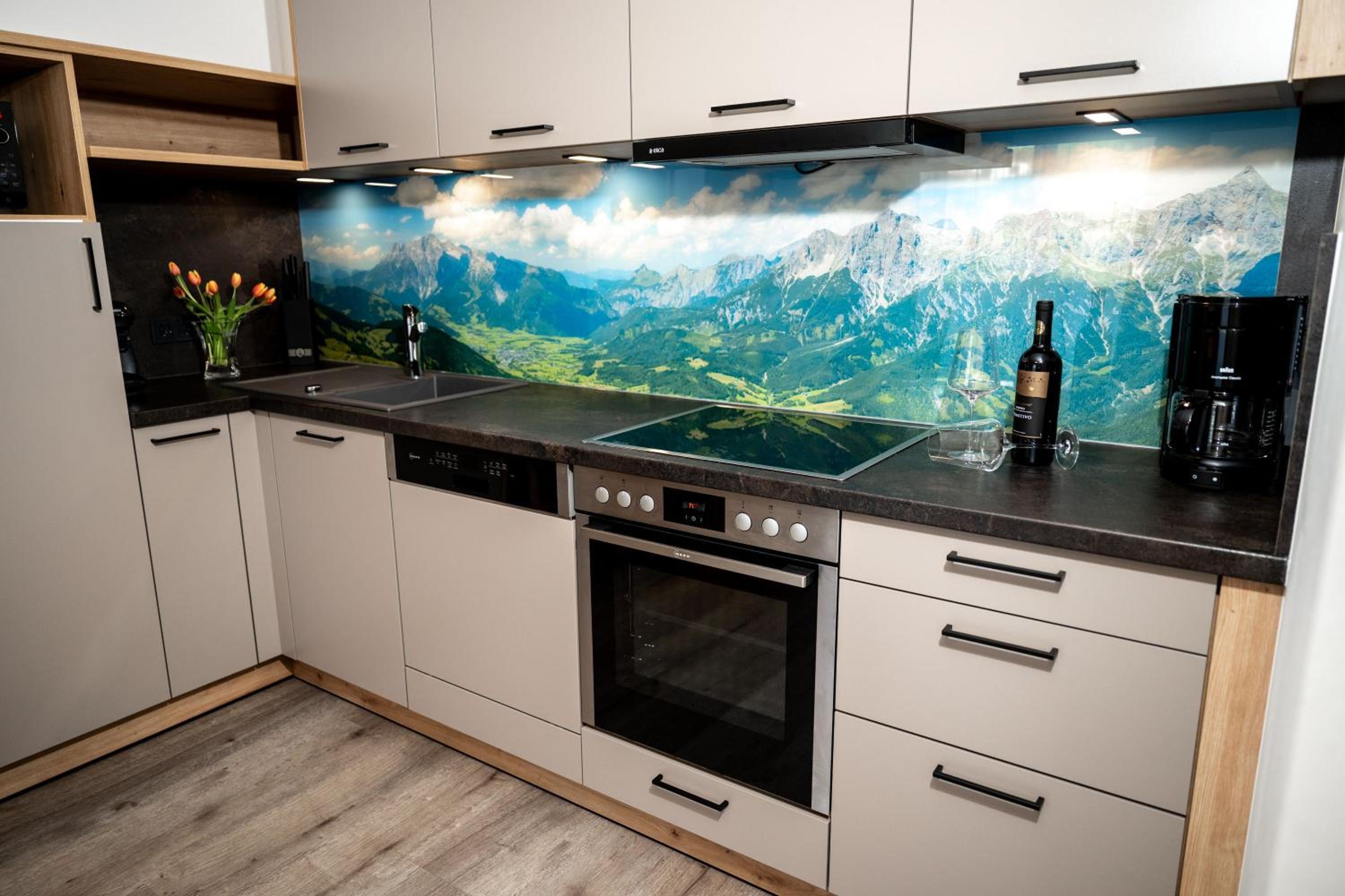 Two-Bedroom Apartment with Mountain View photo 3