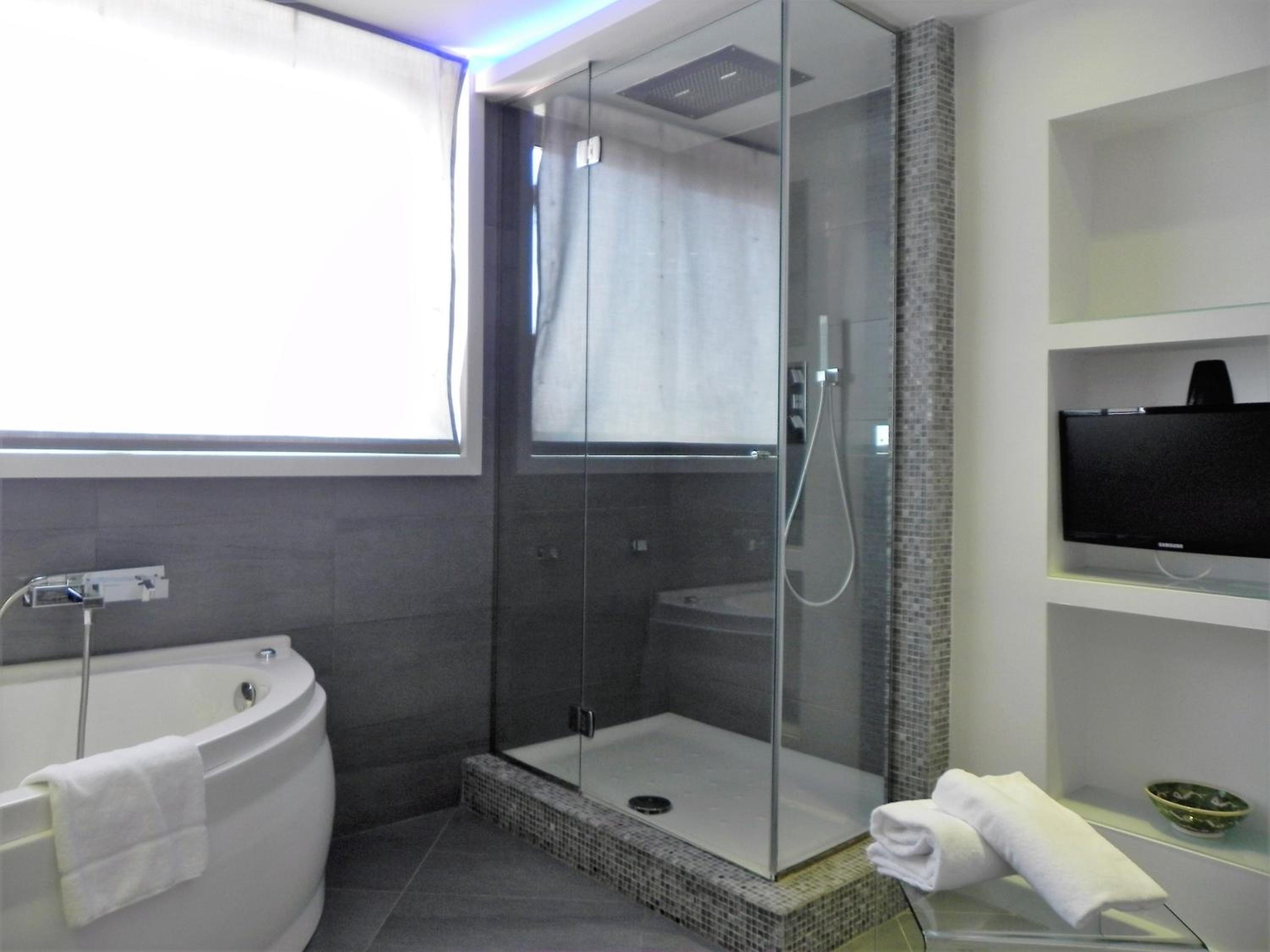 Standard Suite thumbnail 5