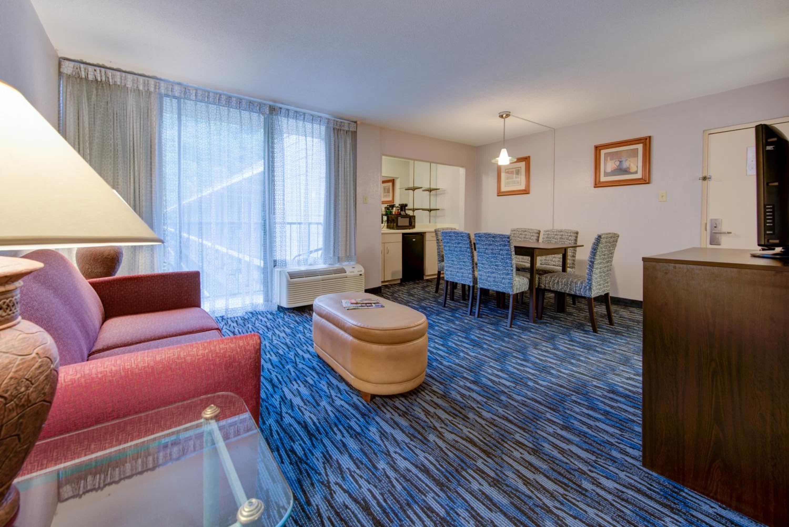 Deluxe Queen Suite