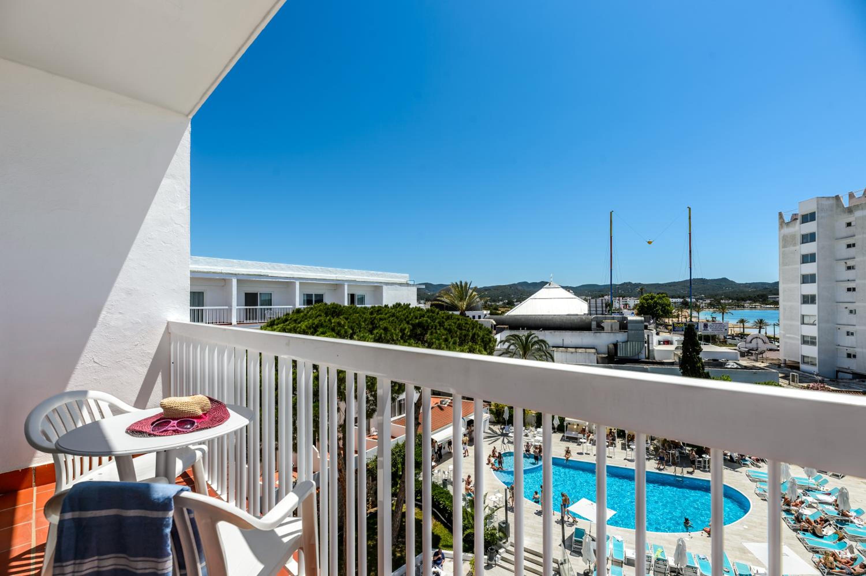 Twin Room with Terrace with Pool View - Photo 4
