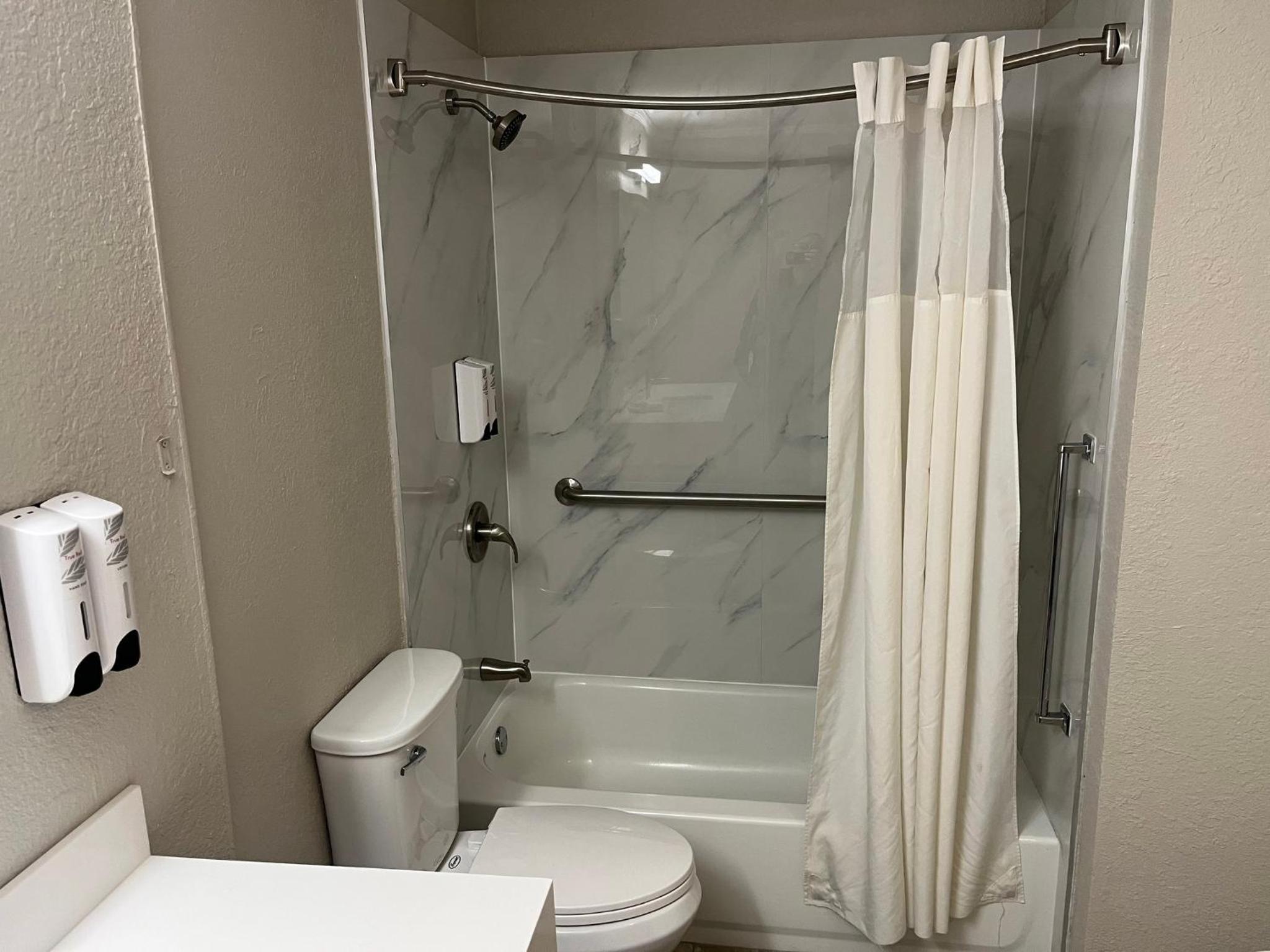Deluxe Room with Two Queen Beds Disability Access Non-Smoking - Photo 2