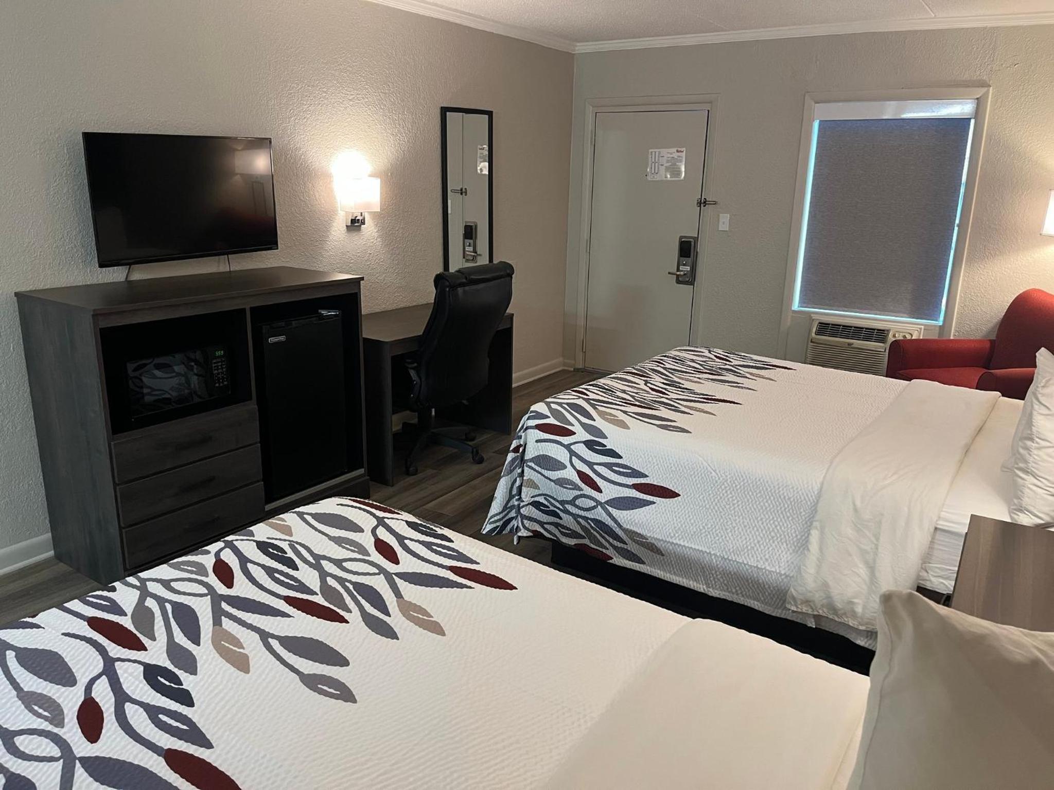 Deluxe Room with Two Queen Beds Disability Access Non-Smoking - Photo 4