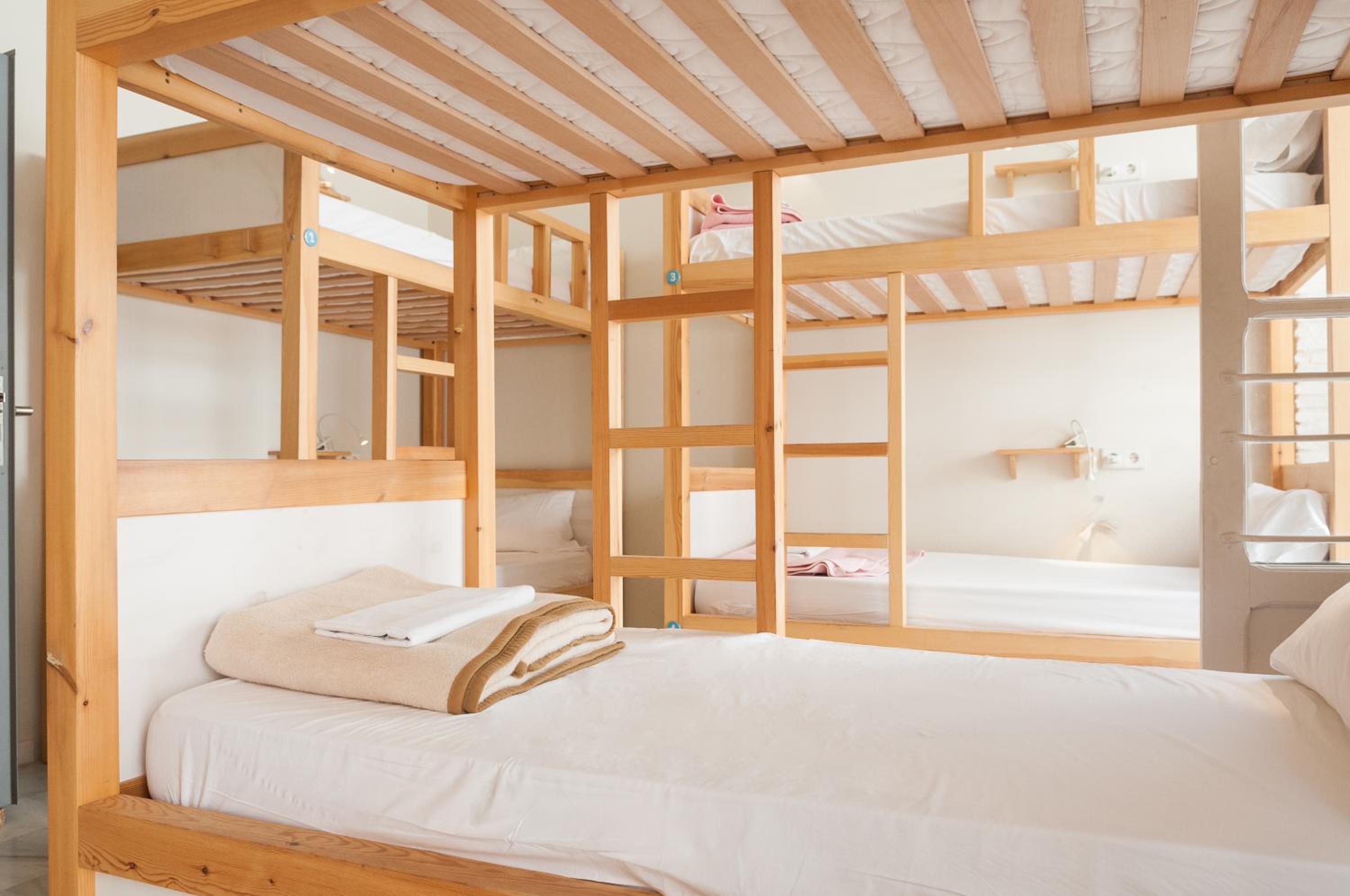 Cama en Dormitorio Mixto de 10 Camas