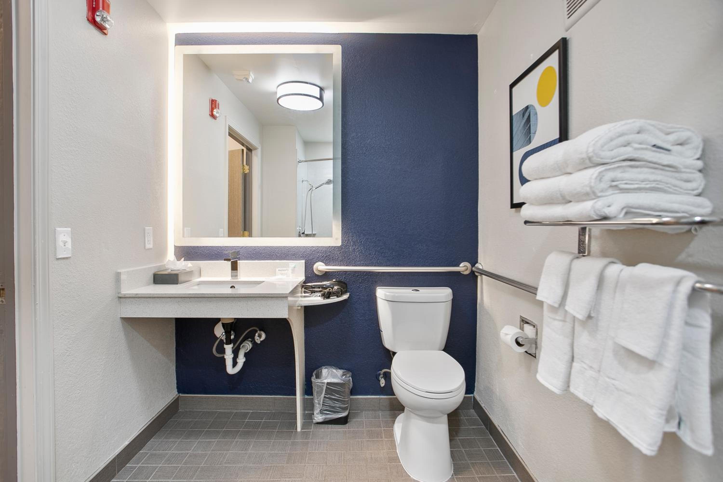 King Room – Mobility and Hearing Accessible - Photo 1