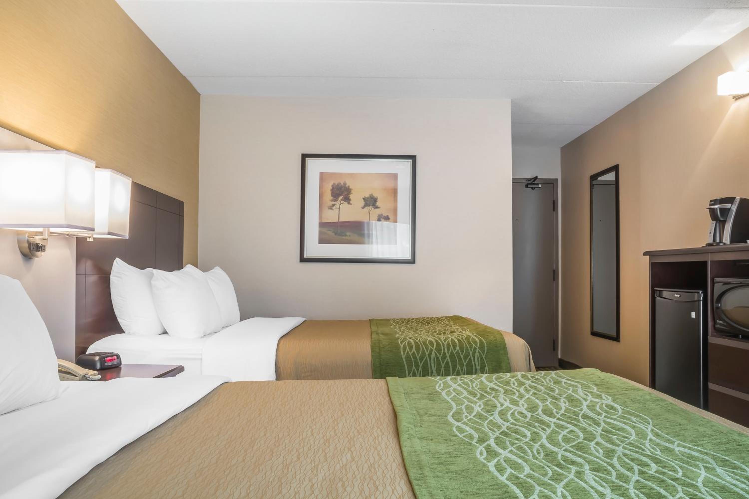 Queen Room with Two Queen Beds - Non-Smoking - Photo 3