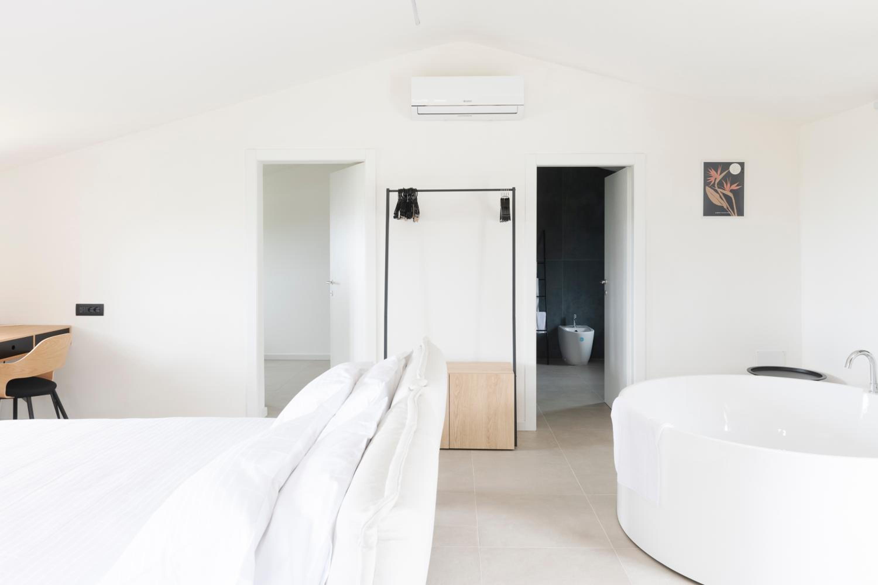 Standard Double or Twin Room with Sea View - Photo 4