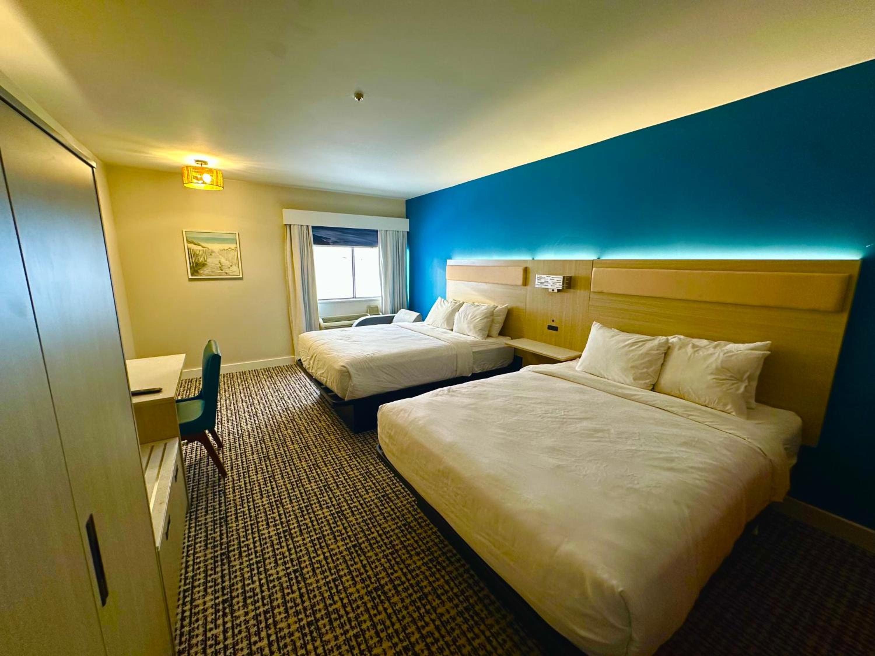 Queen Room with Two Queen Beds - Non-Smoking - Photo 3
