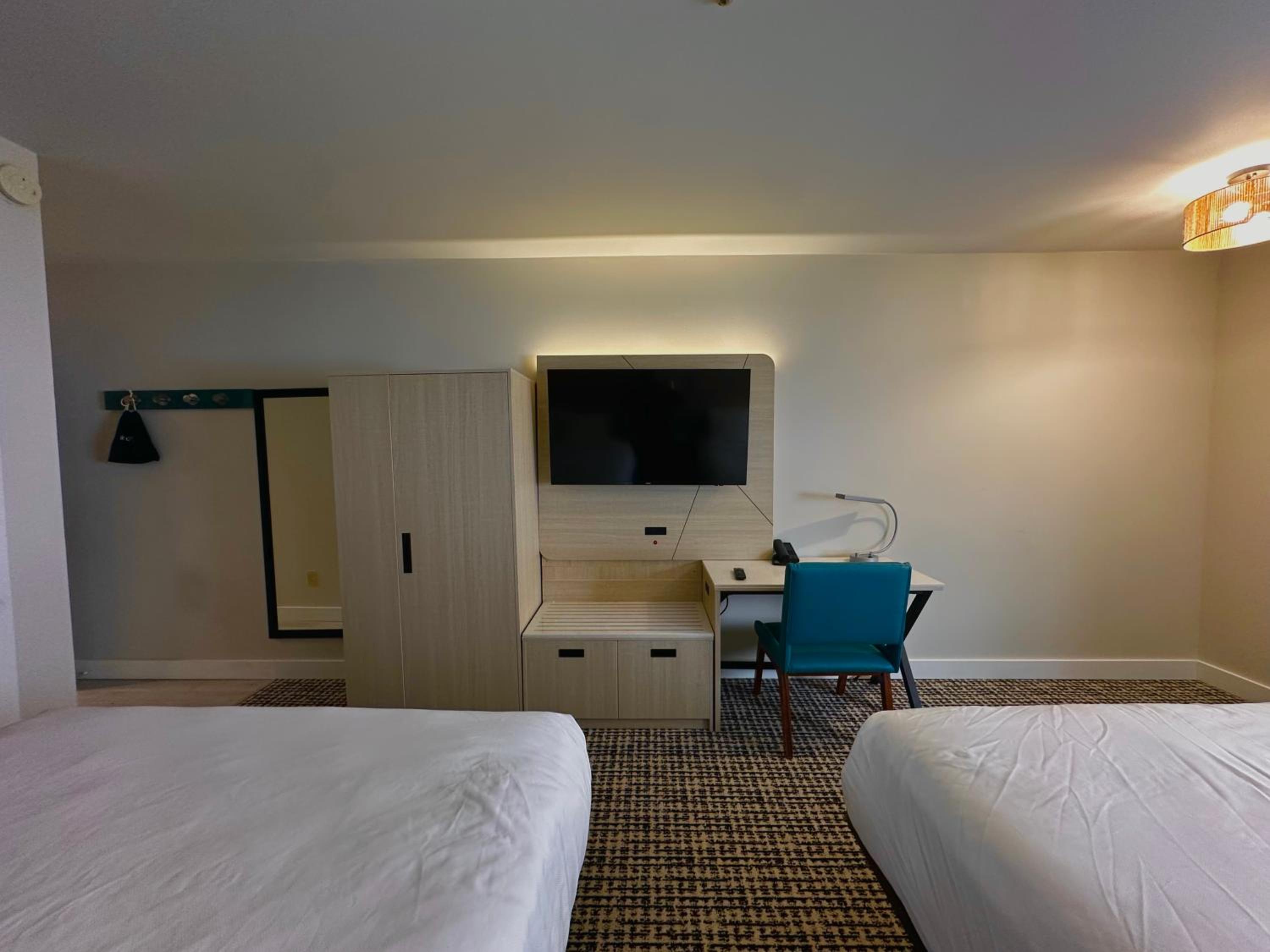 Queen Room with Two Queen Beds - Non-Smoking - Photo 4