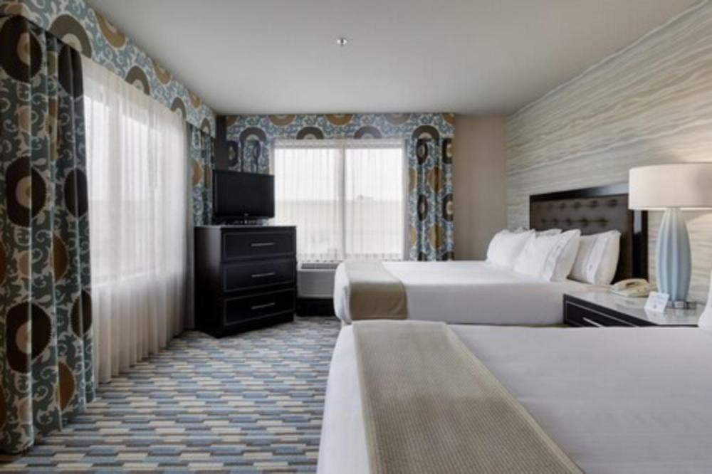 Standard Queen Room with Two Queen Beds - Photo 3