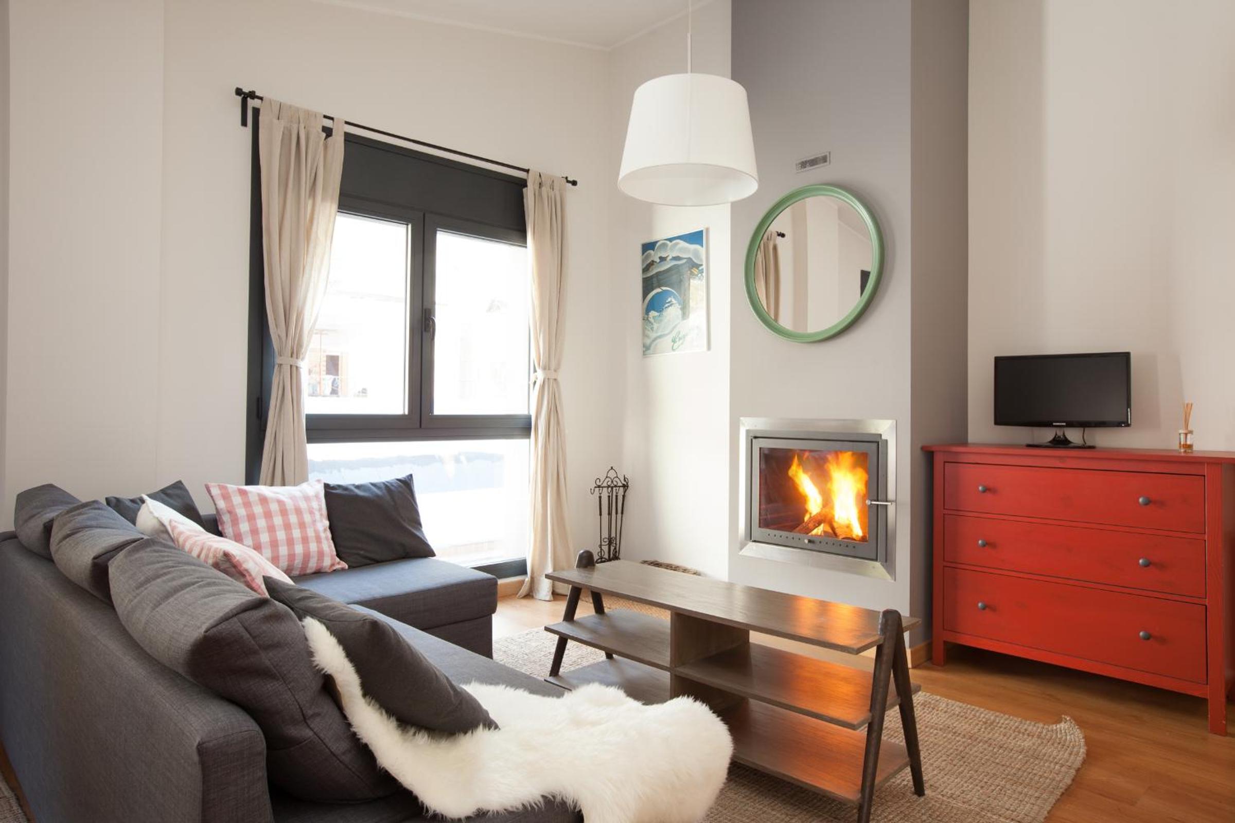 Superior One Bedroom Apartment with Fireplace. 5 min Walking to Ski Area