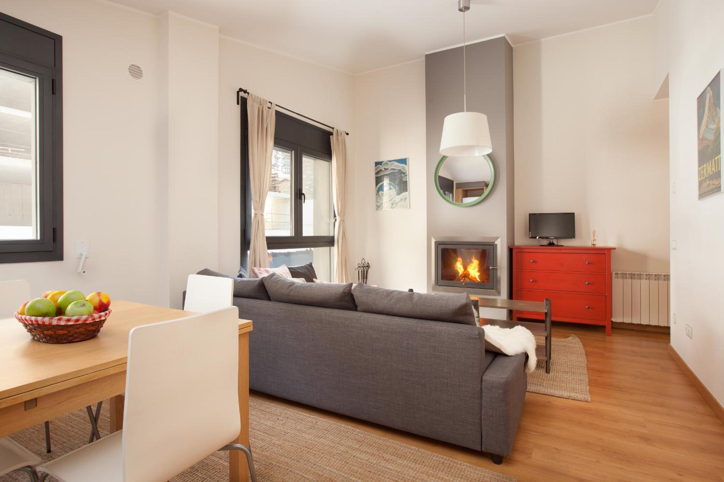  Superior One-Bedroom Apartment with Fireplace. Upper floor, 5 min Walking to Ski Area photo 3