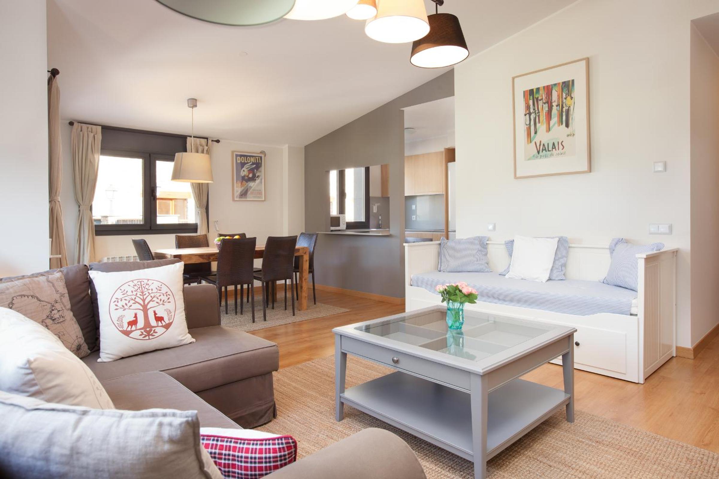 Superior Two Bedroom Apartment with Fireplace for 7 people. 5 min Walking to Ski Area photo 3